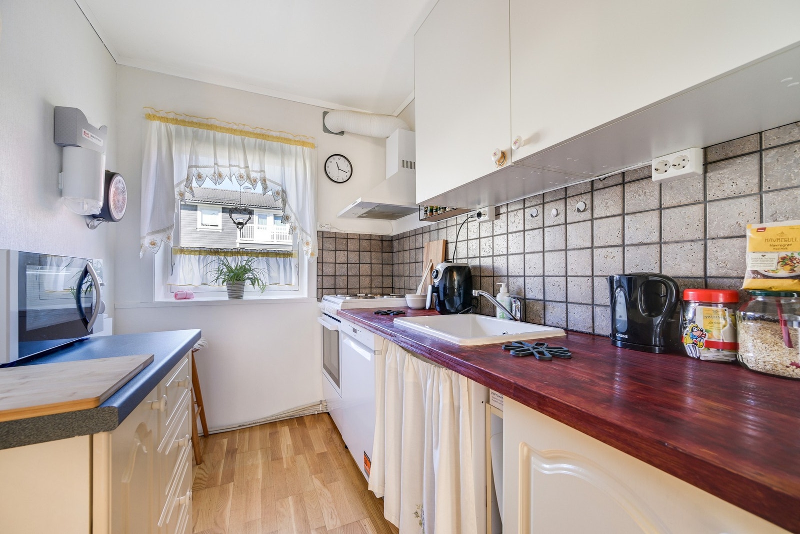 Vegg i vegg med stuen har vi kjøkkenet Galleribilde