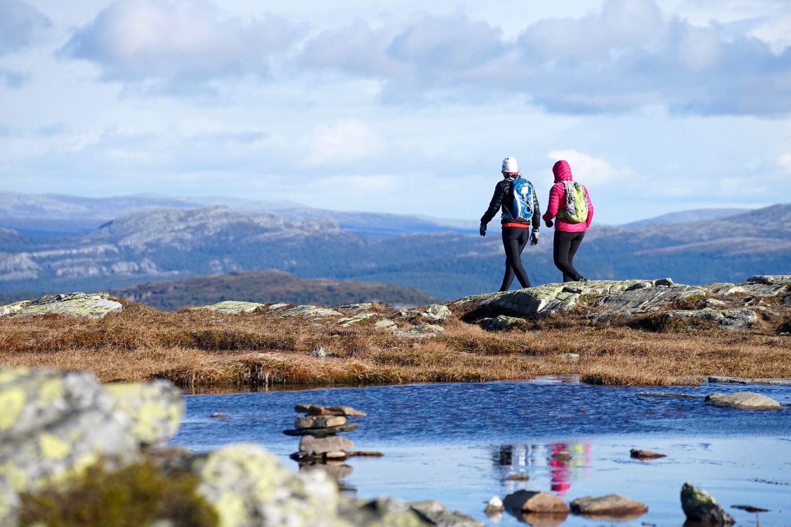 Foretrekker du å gå, er fjellene rundt Skeikampen et populært turområde. Naturen veksler mellom snaufjell og frodig høyfjellsterreng og fra toppen av Skeikampen kan man se helt til Jotunheimen og Mjøsa. Galleribilde