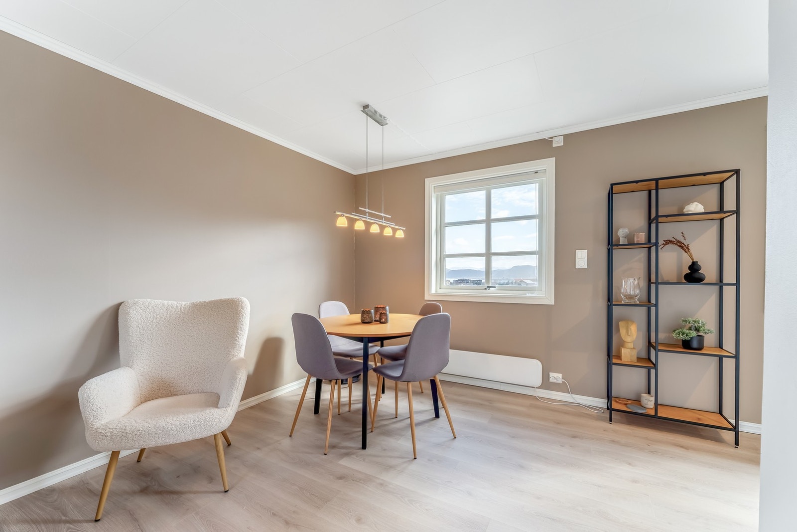 Spisestuen er perfekt plassert mellom stue og kjøkken. Galleribilde
