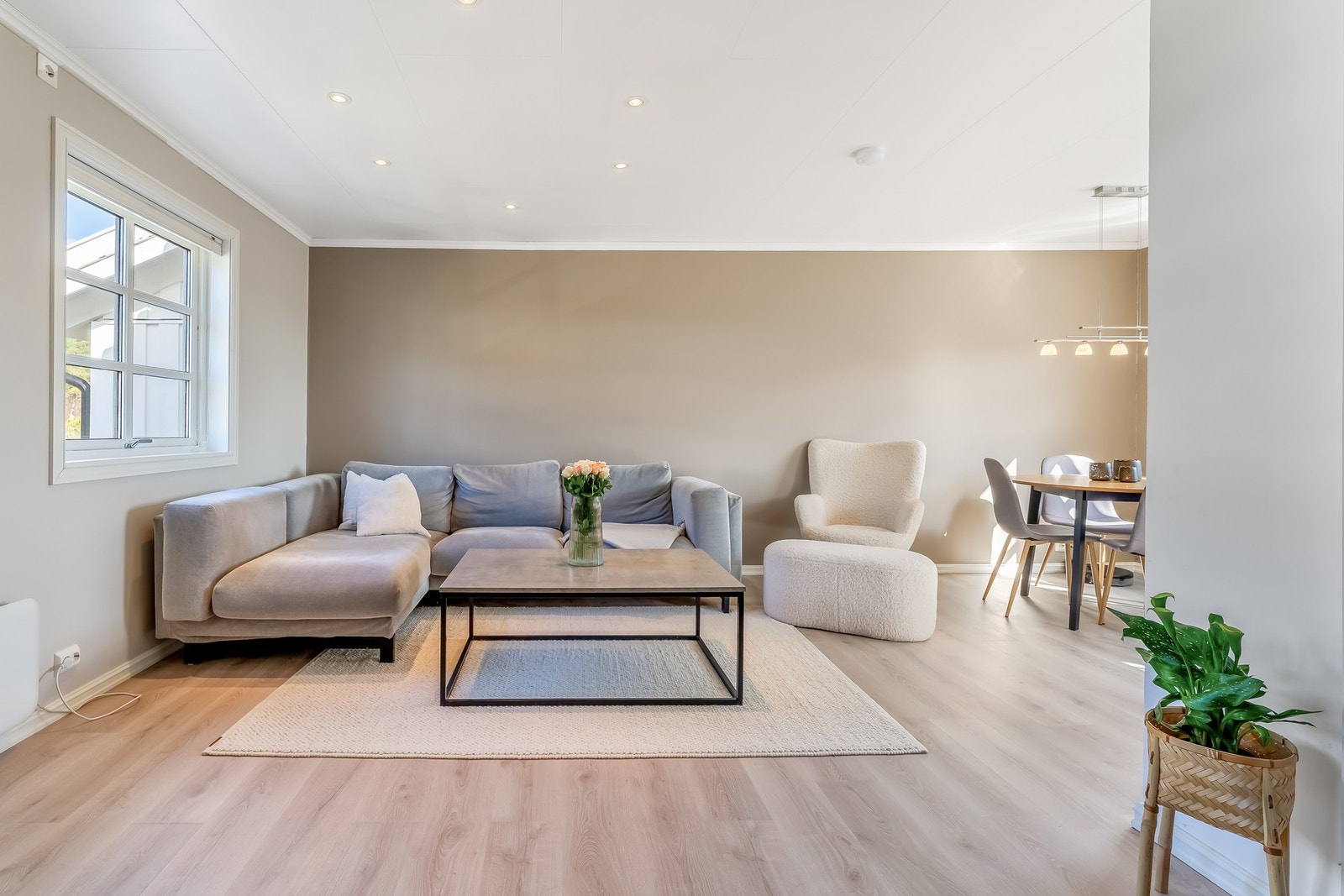 Behagelig oppholdsrom med god plass til både sofa- og spisegruppe. Tilrettelagt for sosiale stunder. Galleribilde