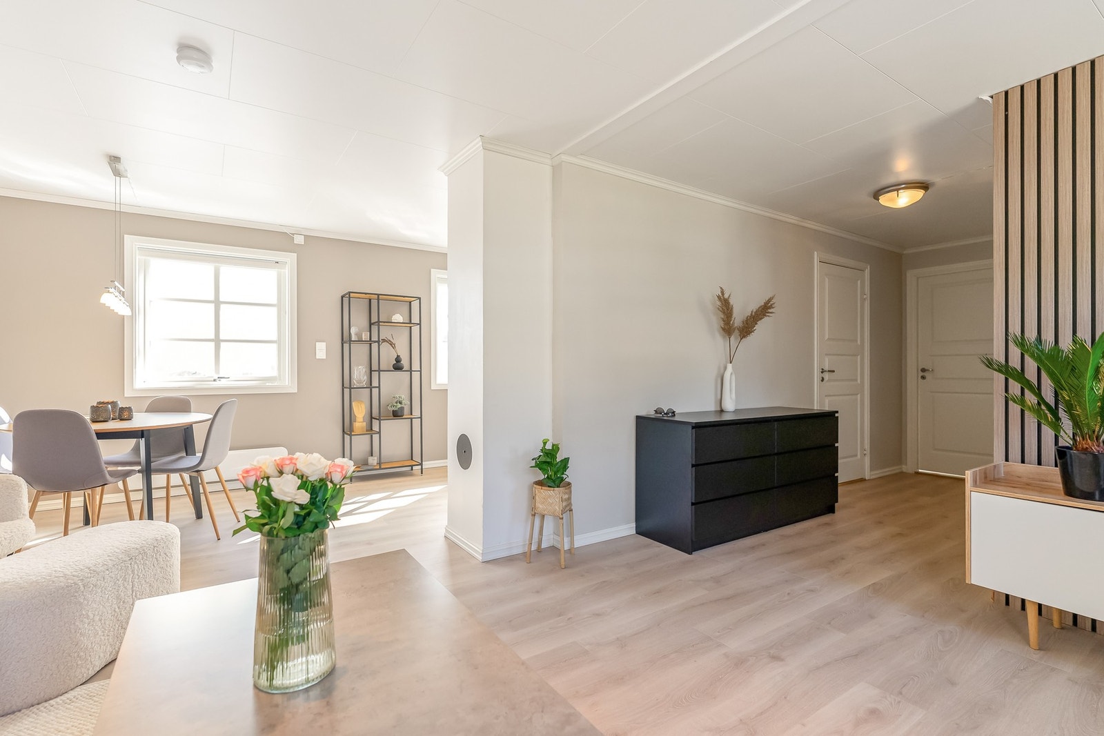 Gjennomgående planløsning med sømløs flyt mellom rommene. Galleribilde