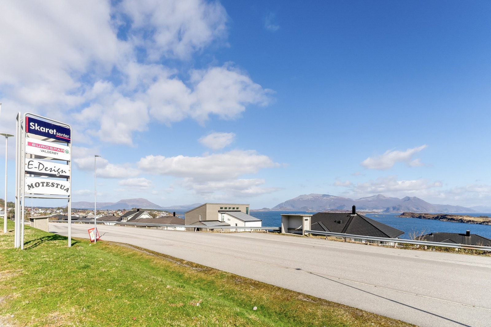 Umiddelbar nærhet til dagligvarebutikk, skole og turstier. Galleribilde