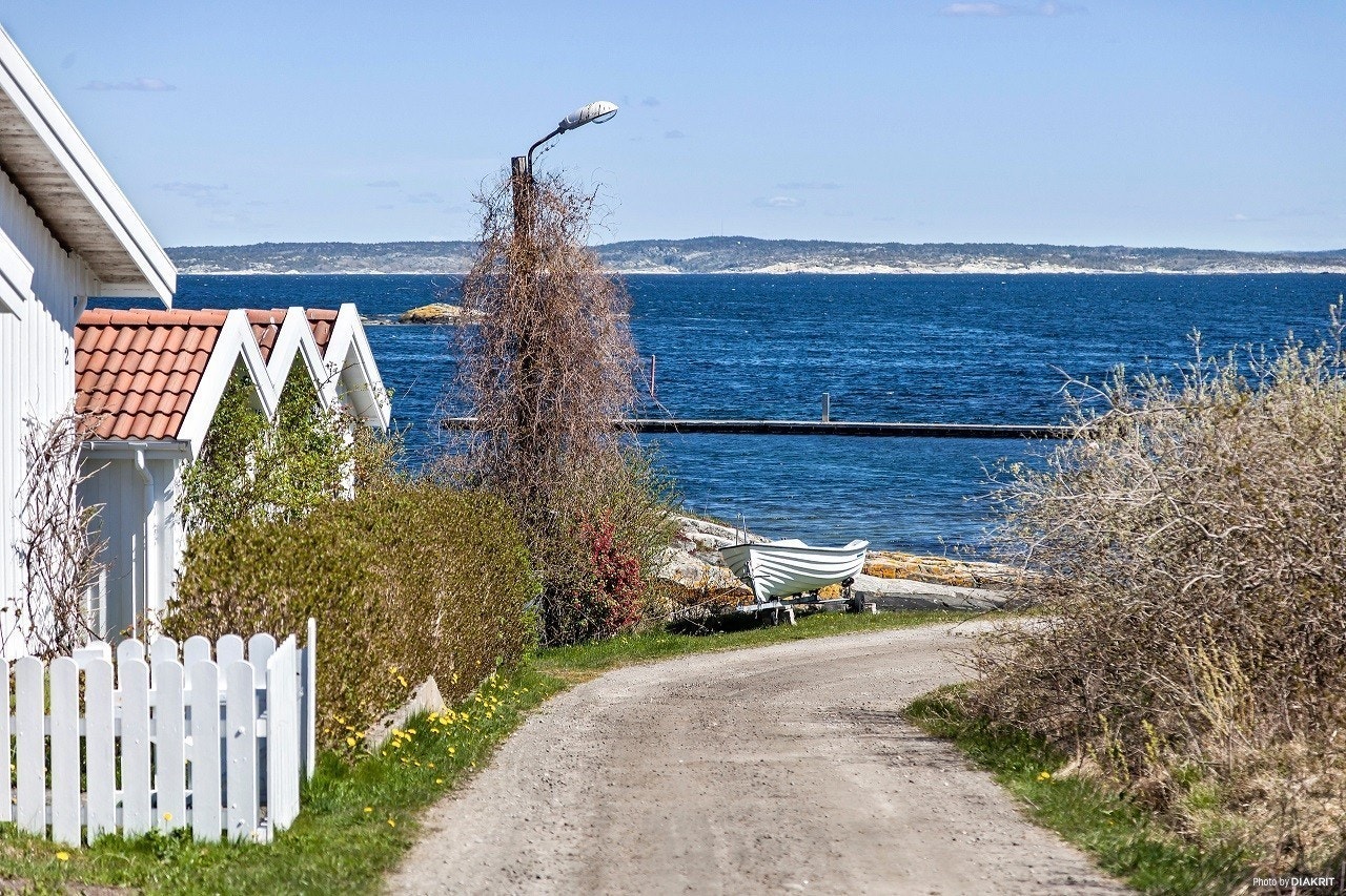 Gangveien fra Kosterbaden og til strand, fergeleie og brygge. Galleribilde