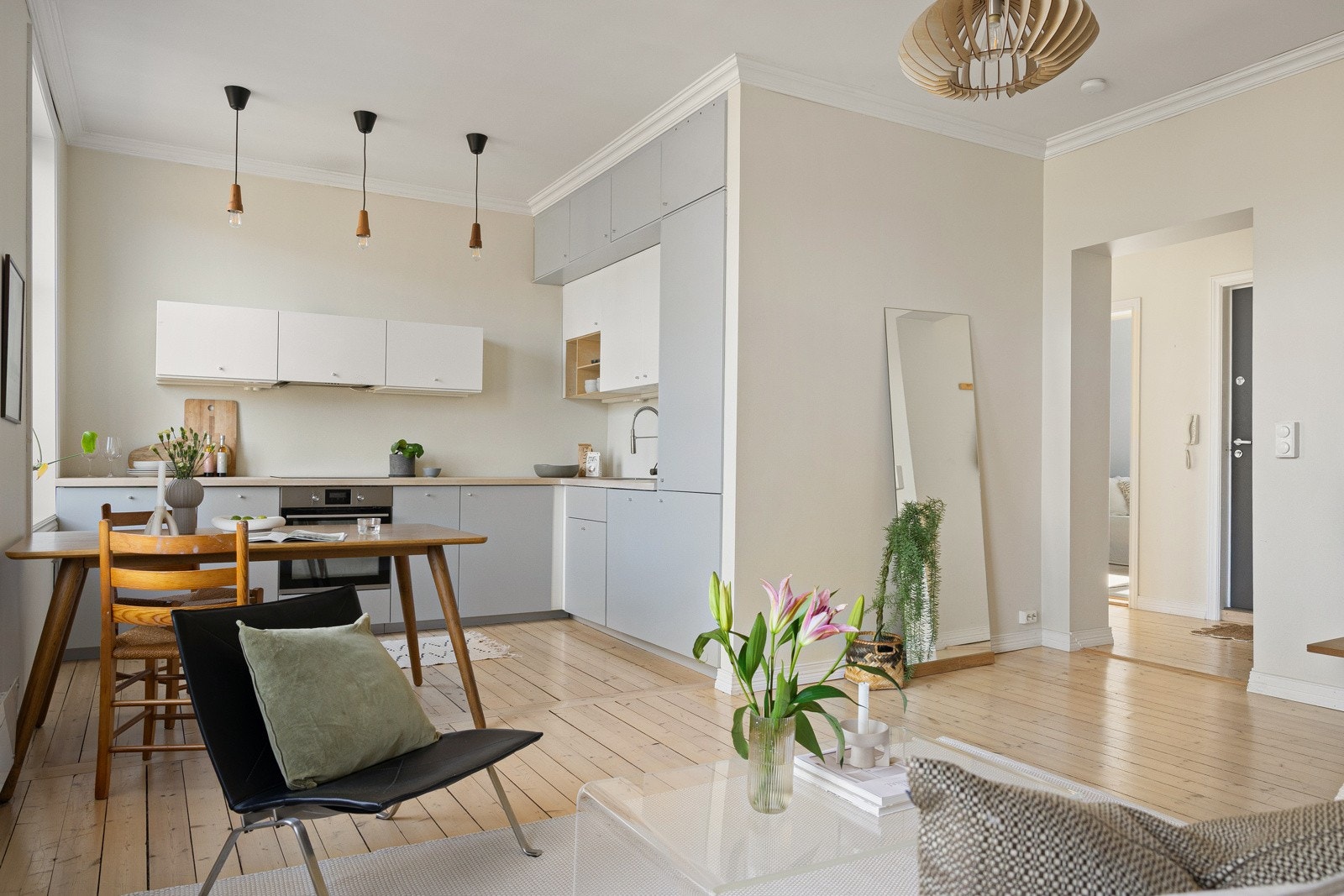 Videre er kjøkkenet utstyrt med integrerte hvitevarer fra Ikea, inkludert oppvaskmaskin, kjøl/frys, stekeovn og platetopp Galleribilde