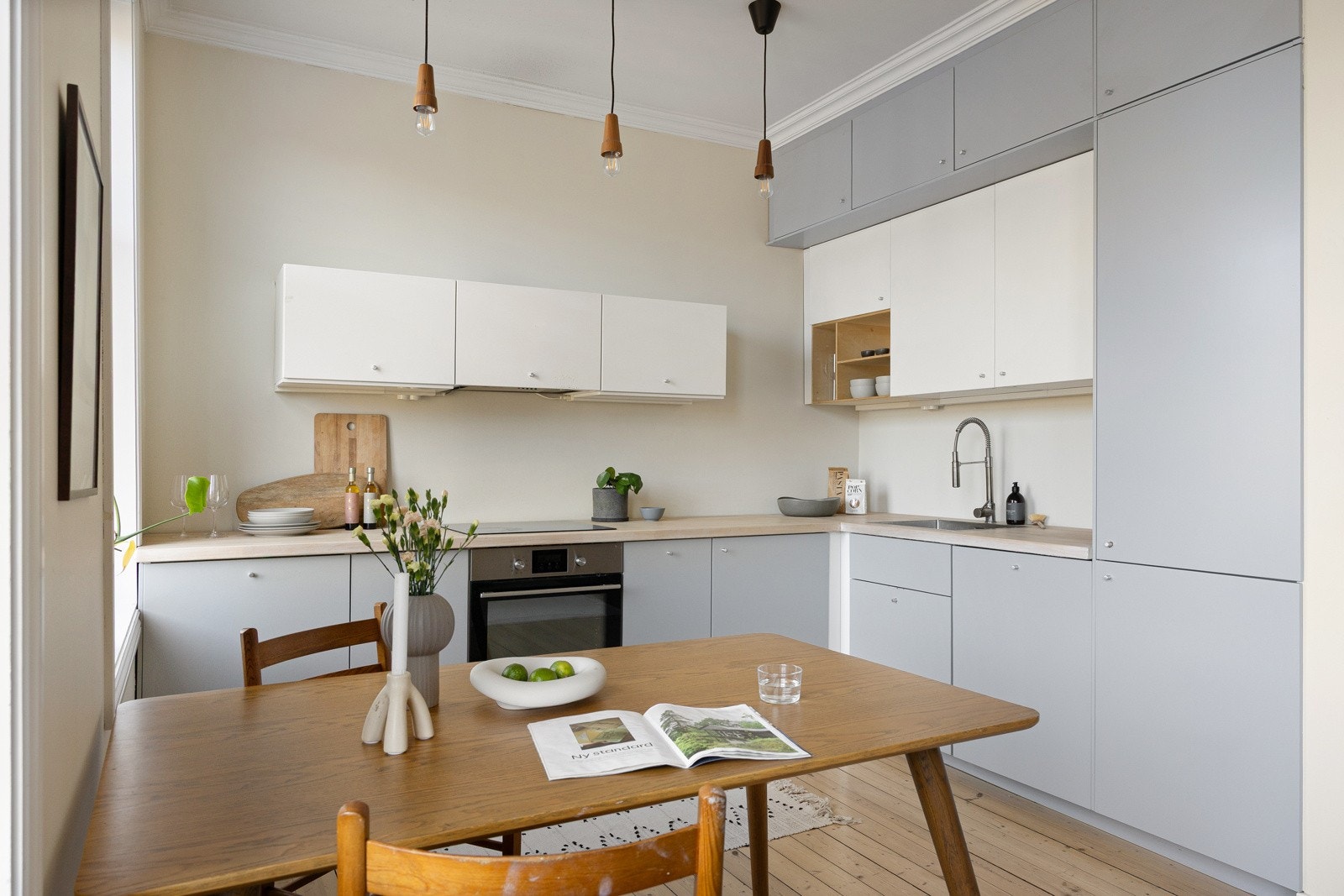 Kjøkkenet er innredet med slette fronter og overskap med praktisk benkebelysning som gir godt arbeidslys Galleribilde