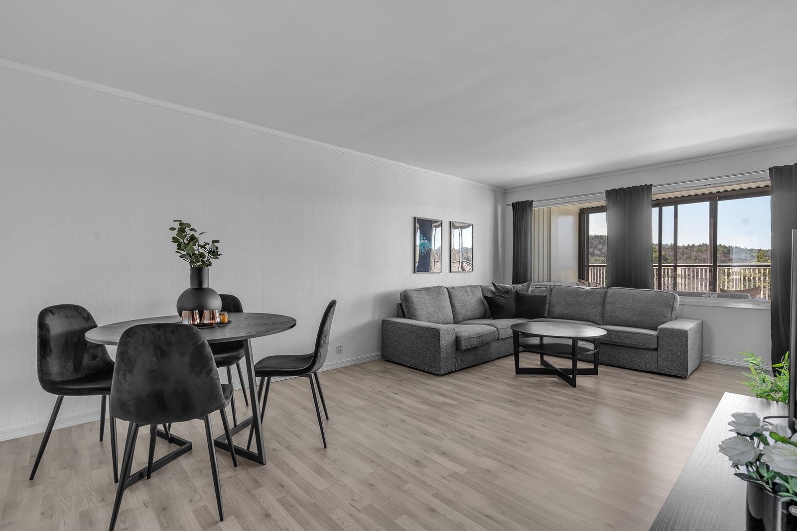 Rikelig med lysinnslipp fra store vindusflater som gir en god romfølelse Galleribilde