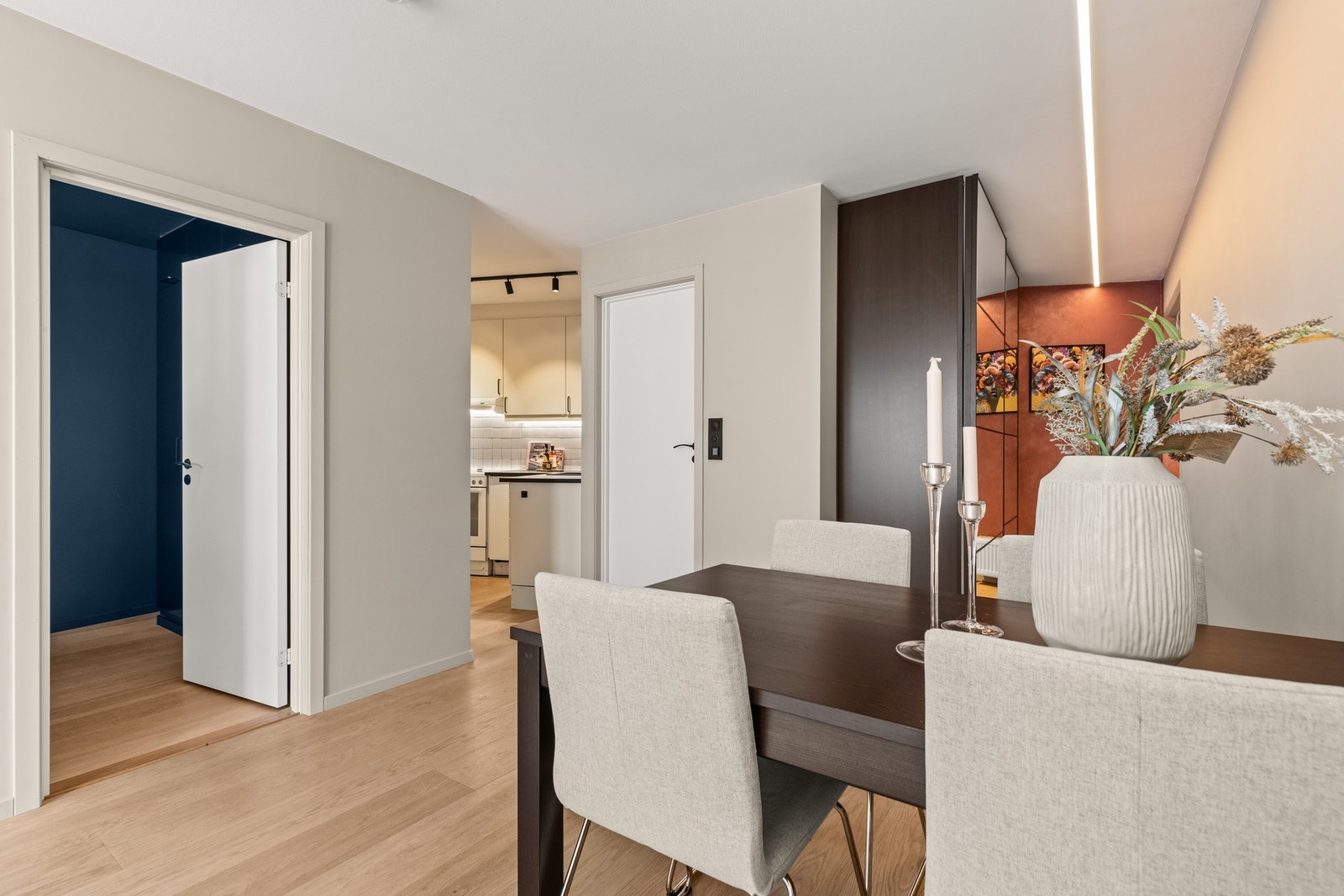 Oppvarming med radiatorer fra fjernvarmeanlegg. Det er radiator i entrè, stue og soverom. Det gjennomføres årlig service på fjernvarmeanlegget i bygget. Galleribilde