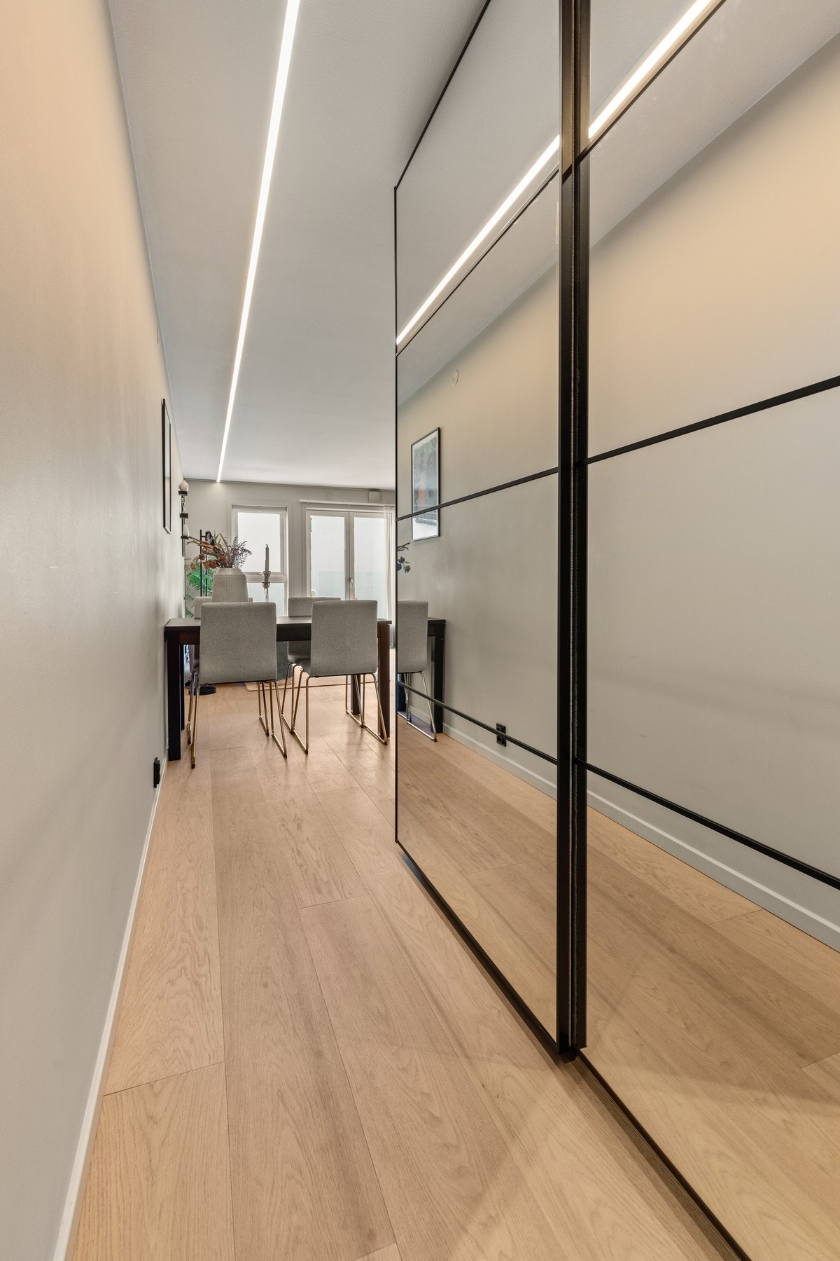 Ny skyvedørsgarderobe med innredning og speilfronter i 2019 Galleribilde