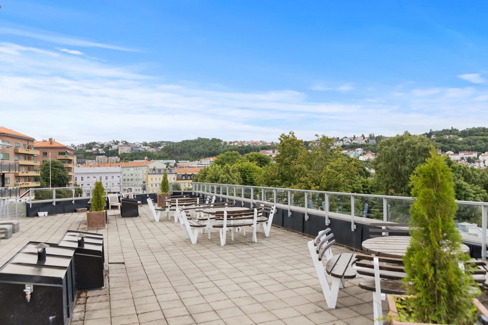 Flere sittegrupper på terrassen. Galleribilde