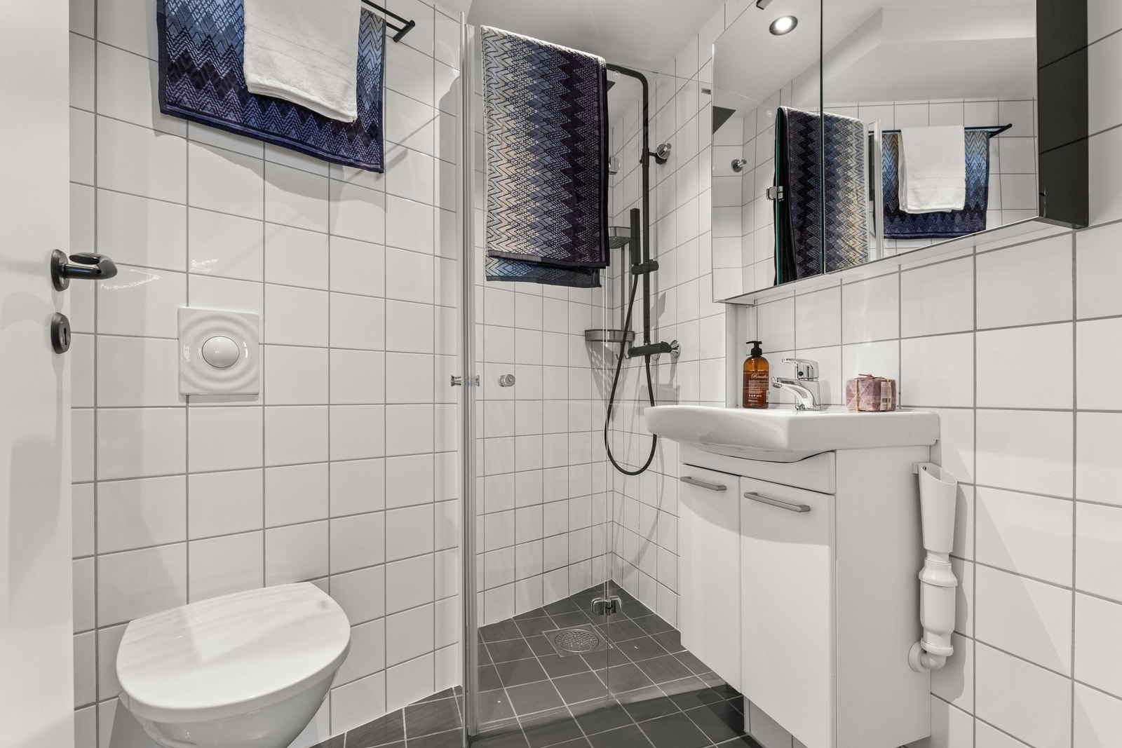 Badet er oppgradert i 2020 med nytt dusjbatteri og takdusj. Galleribilde