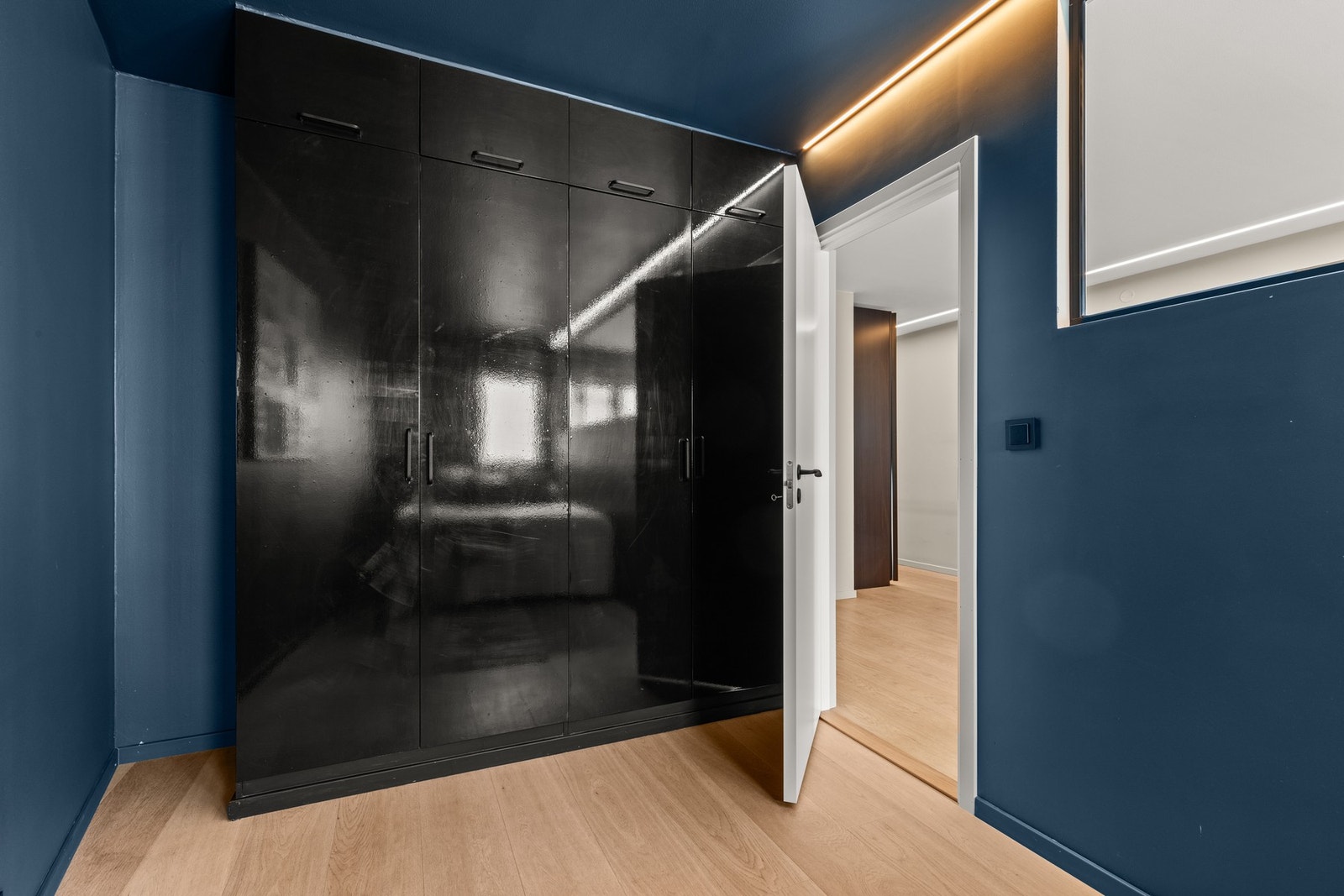 Romslig garderobeløsning på soverom. Galleribilde