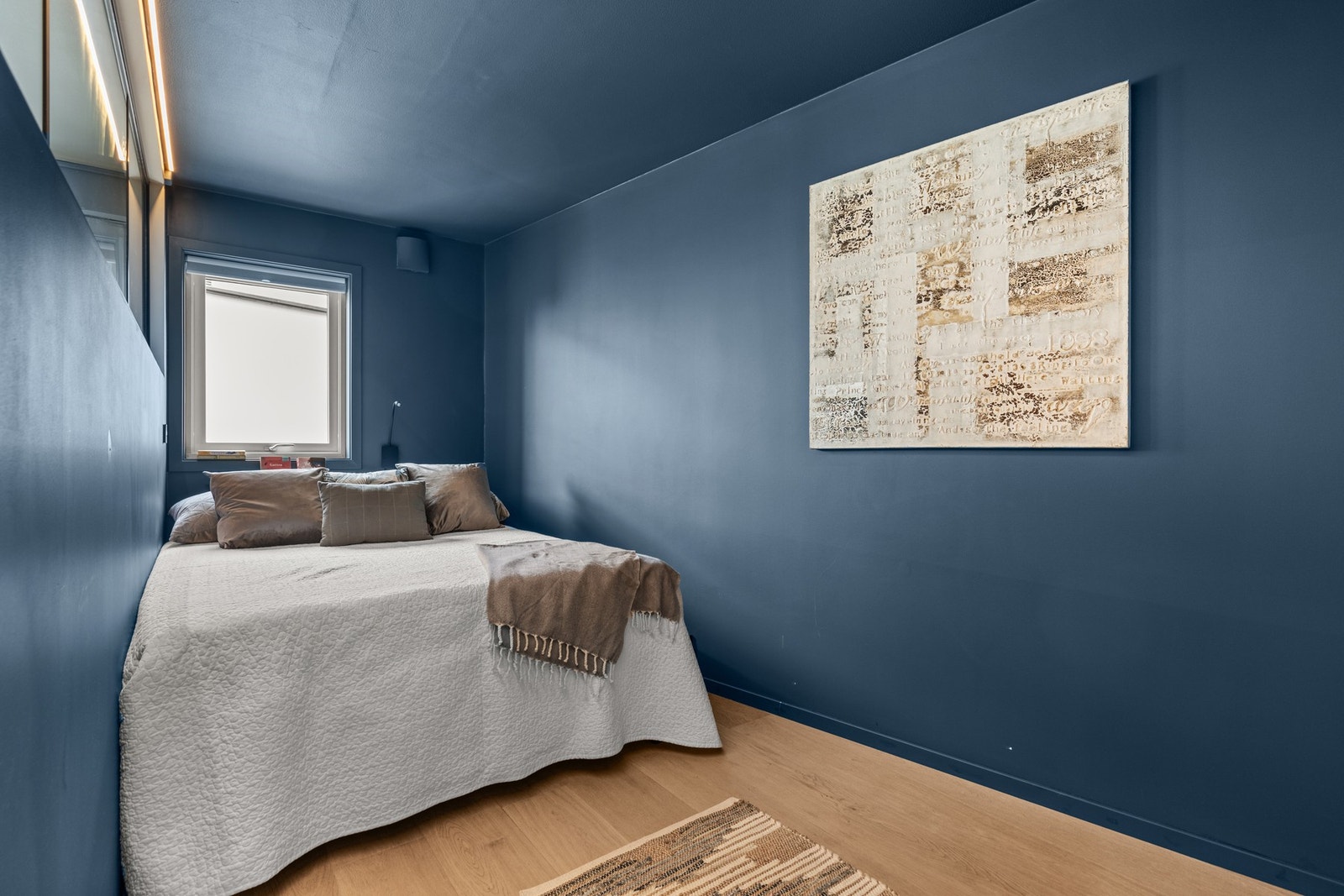 Det er montert LEDstripe i tak og trådløs lysstyring. Koblingspunkt for trådløs lysstyring plassert i bokser bak luke i vegg. Galleribilde