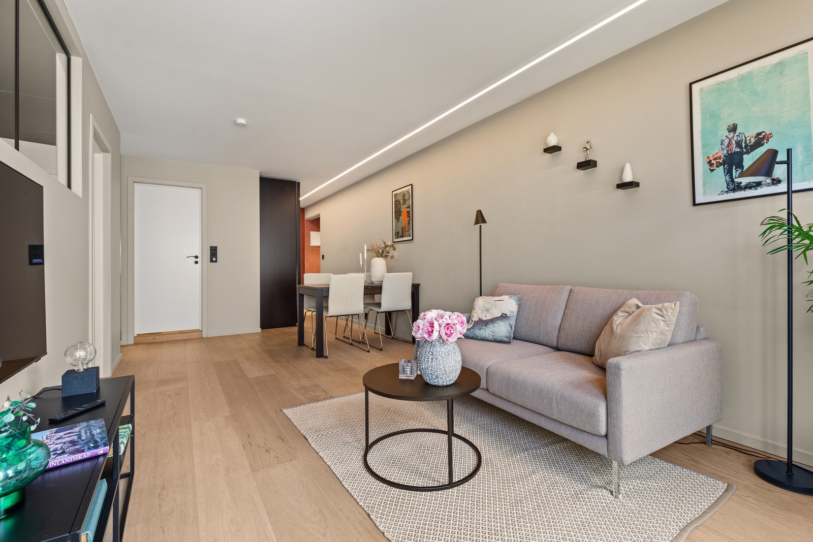 God plass til sofa og spisebord i stuen. Galleribilde