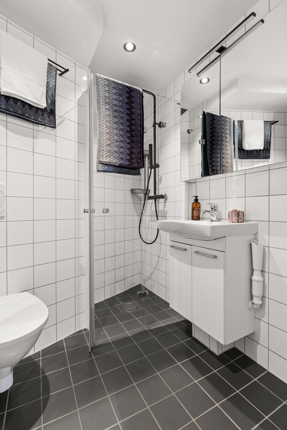 Flislagt bad fra byggeår med varmekabler i gulv og opplegg for vaskemaskin. Galleribilde