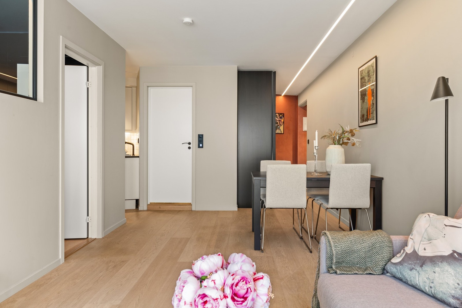 Nymalte overflater i kjøkken, stue, soverom og entré i 2019. Galleribilde