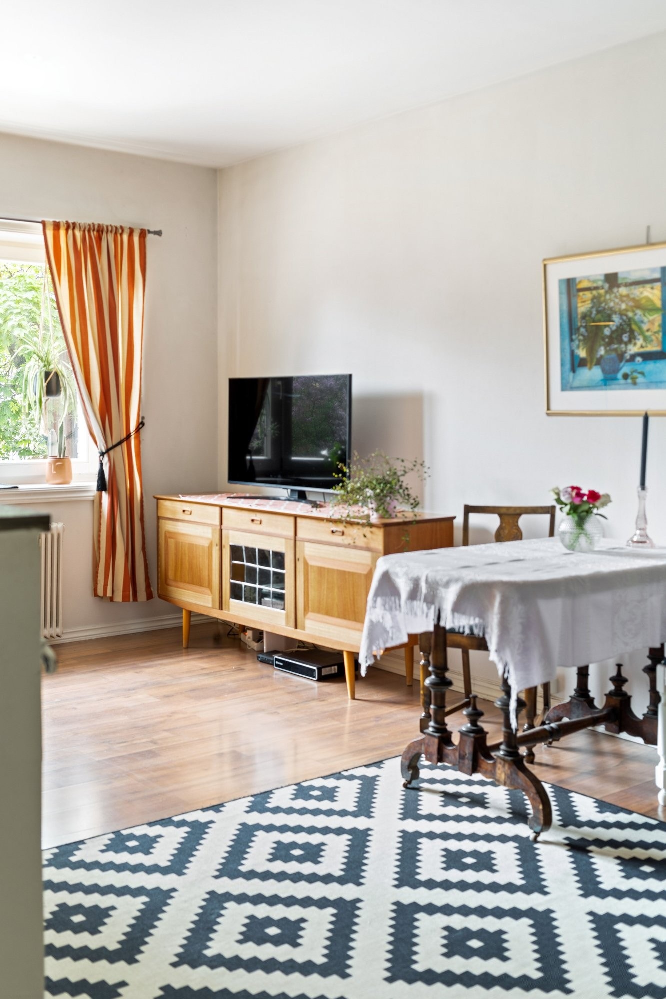 Stor lys stue, med plass til spisebord. Galleribilde