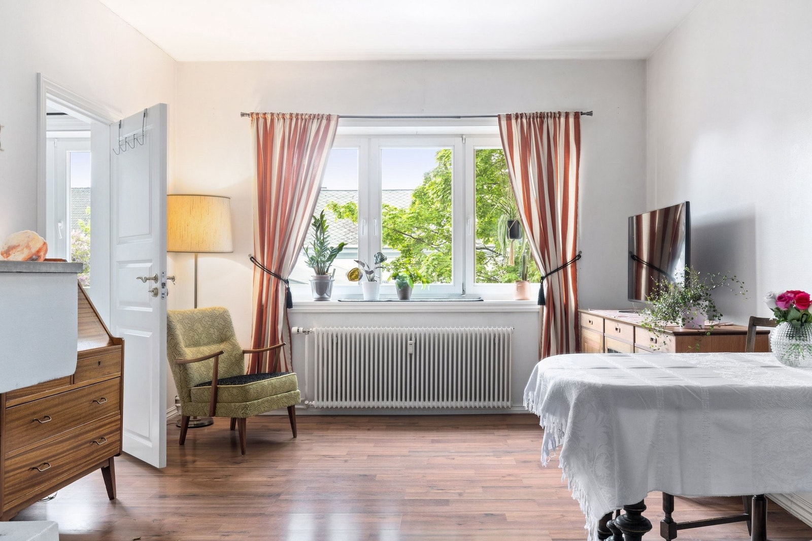 Stuen er lys og fin med store vindusflatersomslipperinnmyenaturliglys. Galleribilde