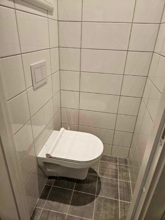 Nytt lyst toalettrom med vegghengt toalett. Nytt Desember 2023. Galleribilde