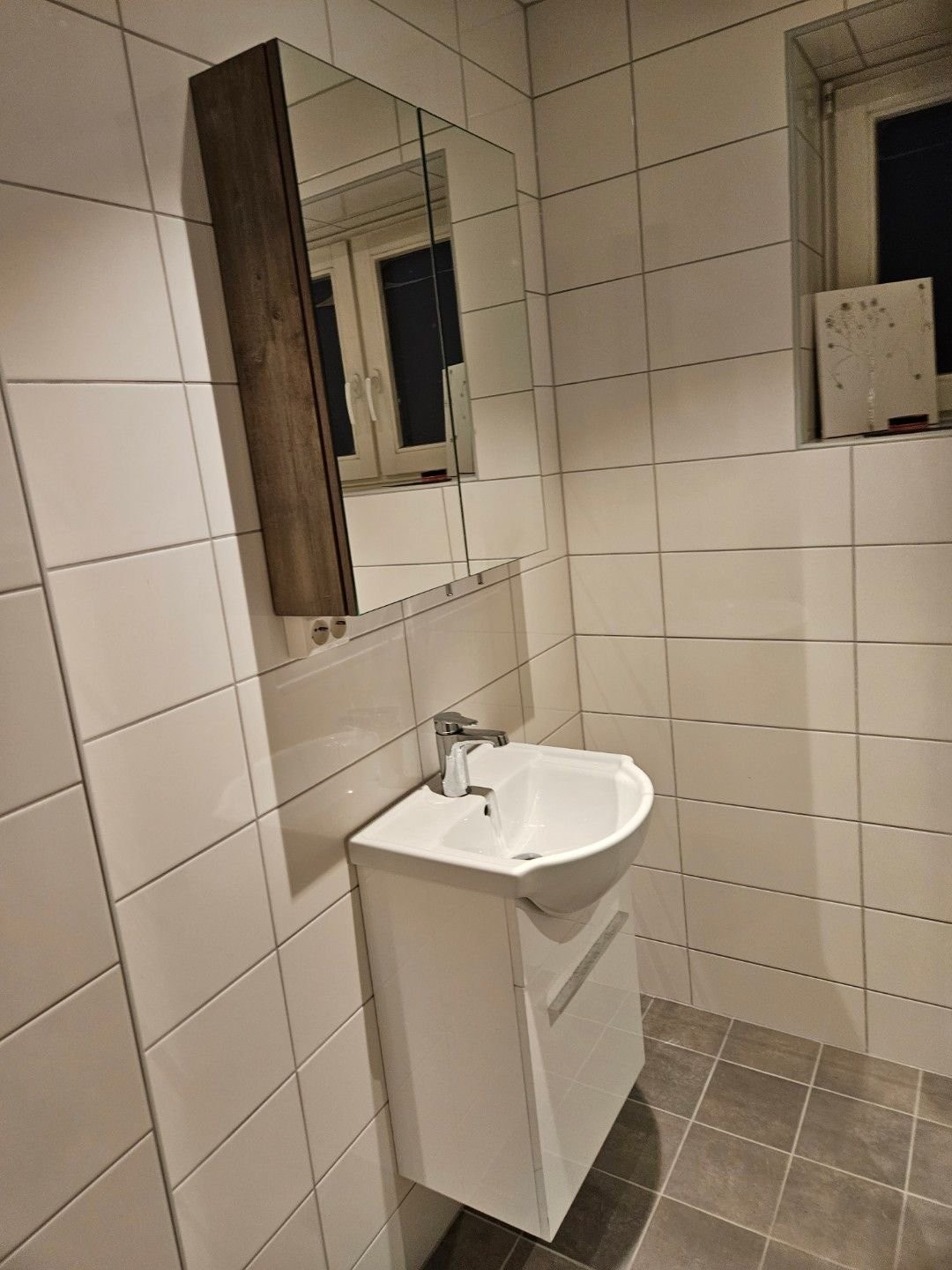 Håndvask med skap under. Og speilskap over, alt nytt i Desember 2023. Galleribilde