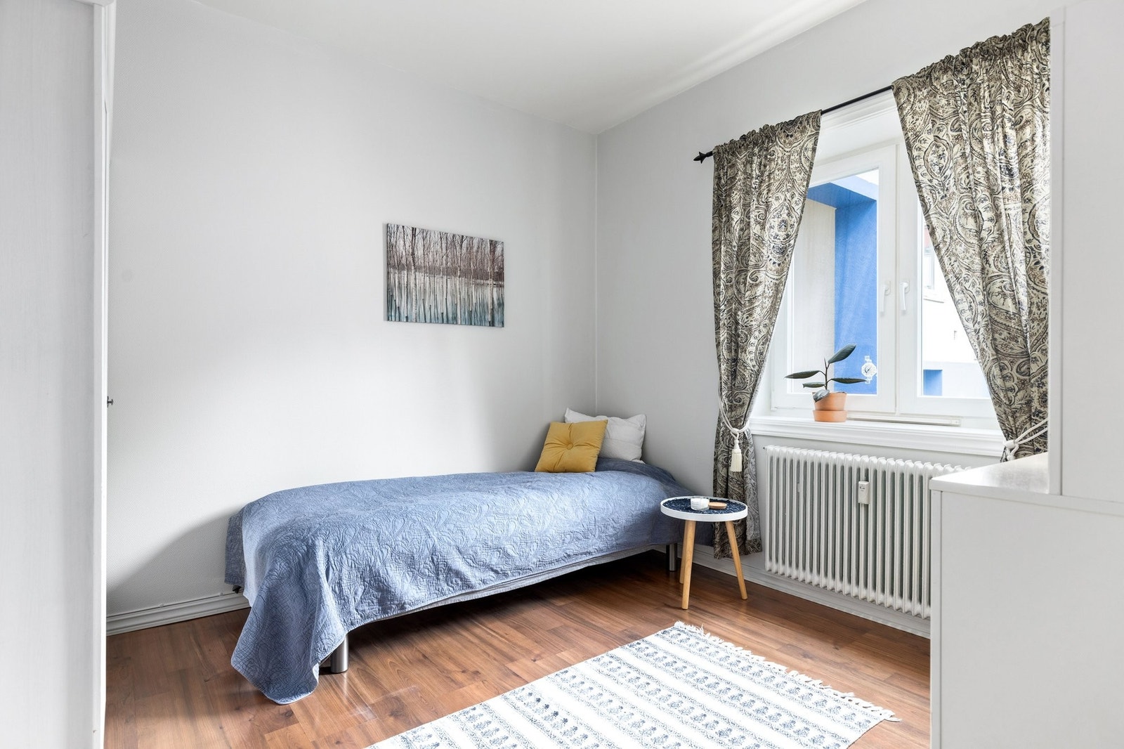 Soverom 2 vender også inn mot gården og ligger innenfor kjøkkenet med utsikt til grønn og fredelig bakgår. Galleribilde