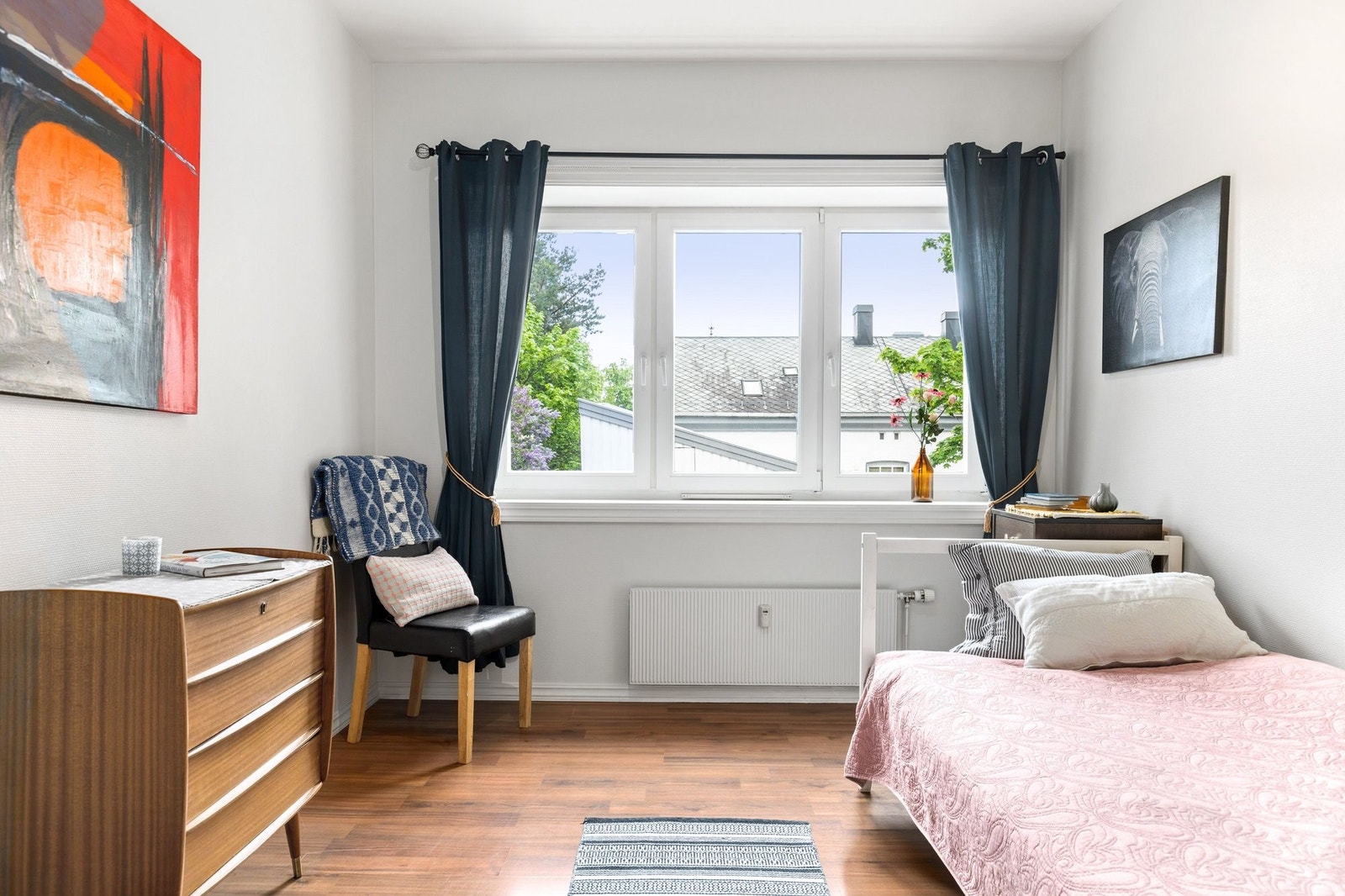 Soverom 1 har også god størrelse med store vinduer som slipper inn mye naturlig lys. Galleribilde