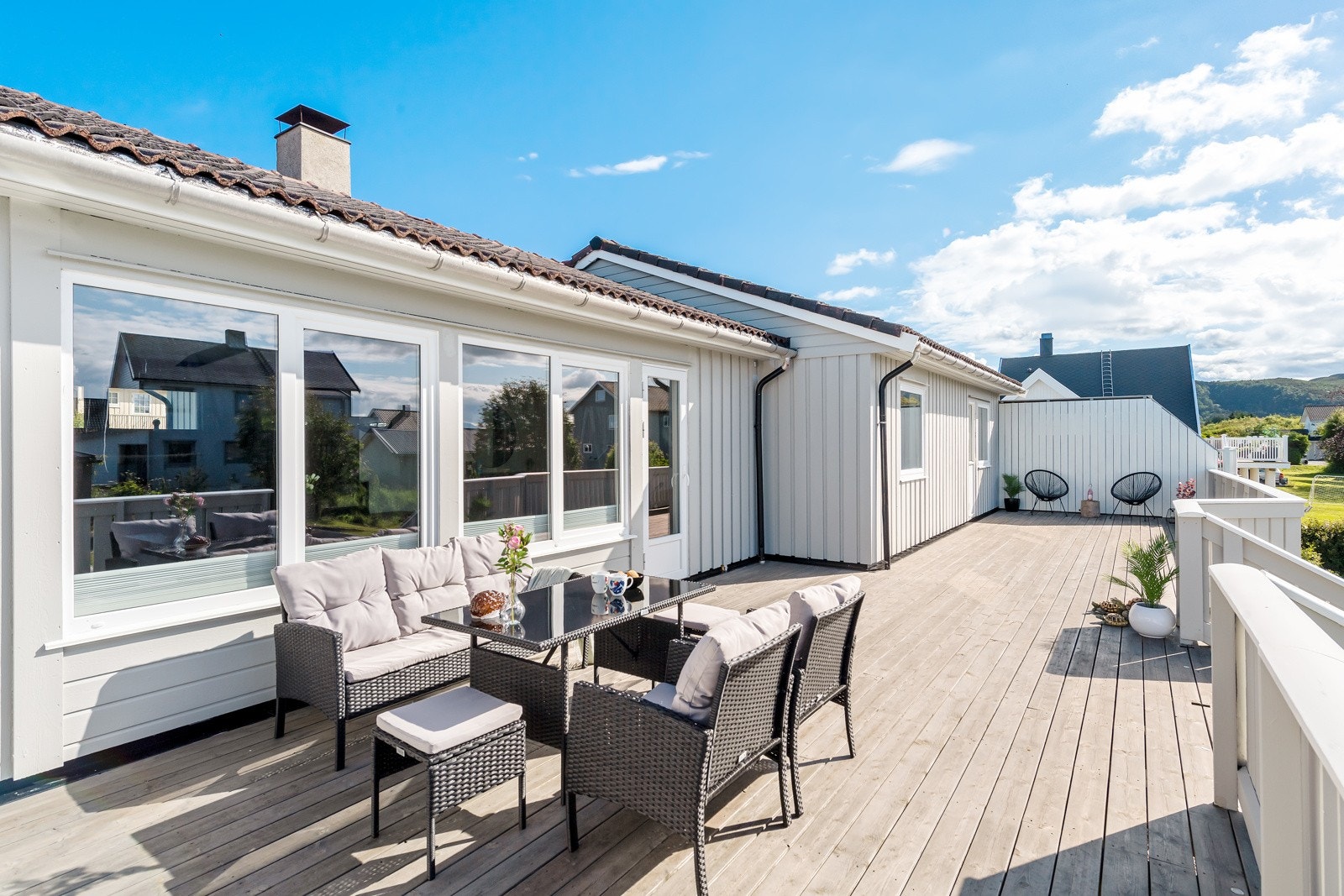 Boligen har en over gjennomsnittet stor veranda med utgang fra stue og hovedsoverom. Galleribilde