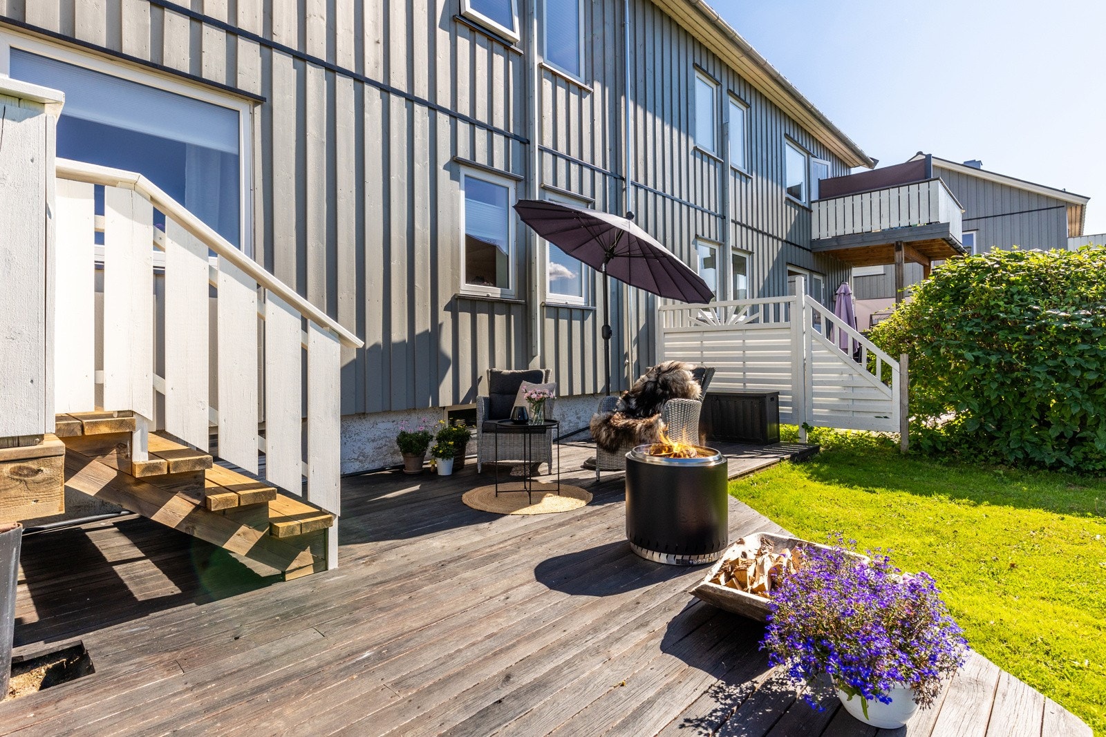 Fra terrassen tar du deg ned til en flott markterrasse Galleribilde