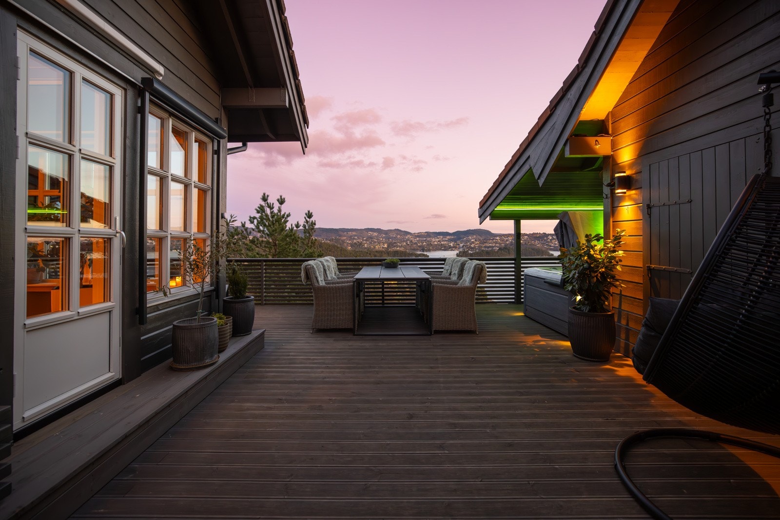 Ved utgangen fra stuen og spisestuen er det et stort område som passer utmerket til en sittegruppe. Galleribilde