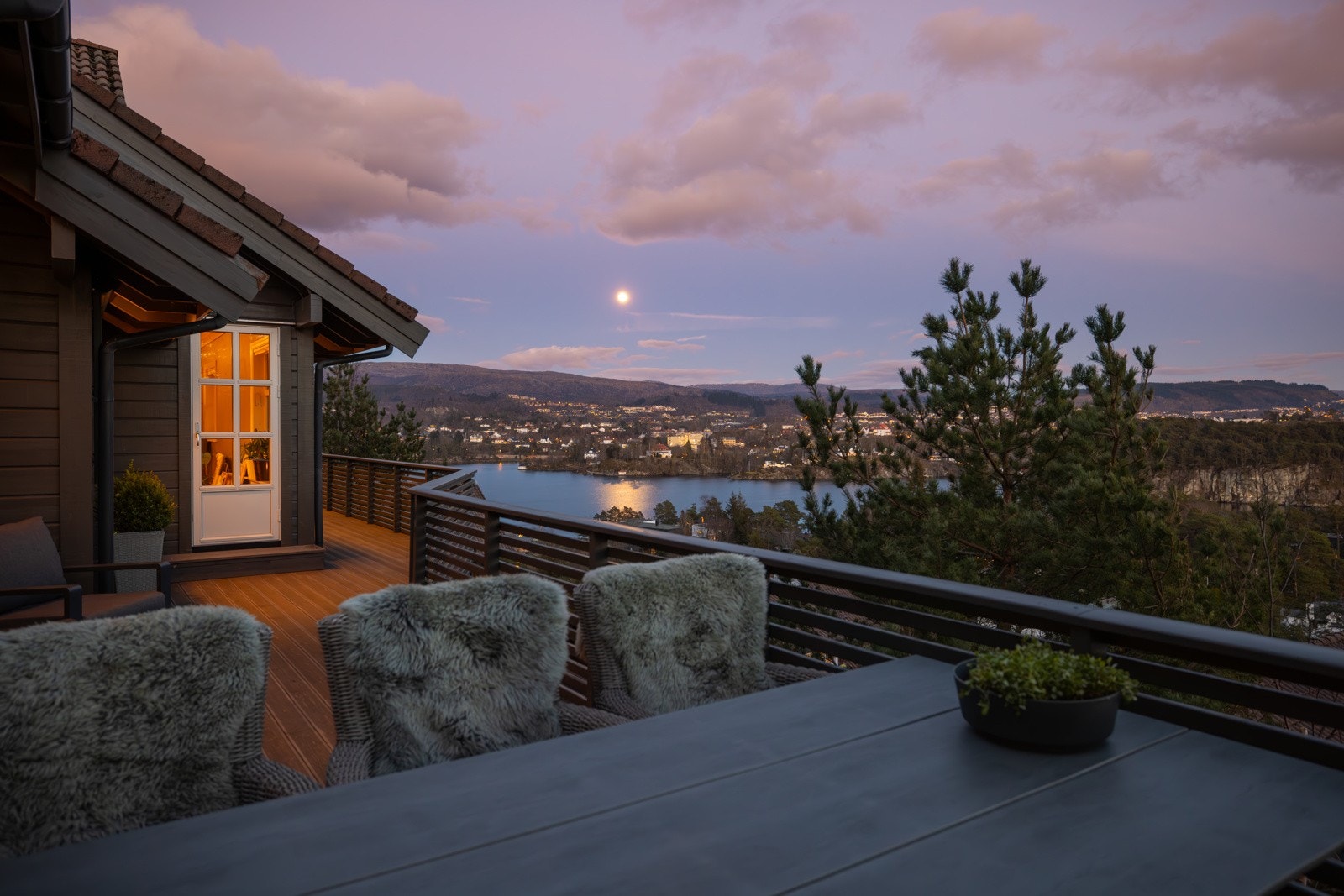 Det er få boliger i Bergen som kan skilte med en terrasse på 76 kvm, med gode solforhold og nydelig utsikt. Galleribilde
