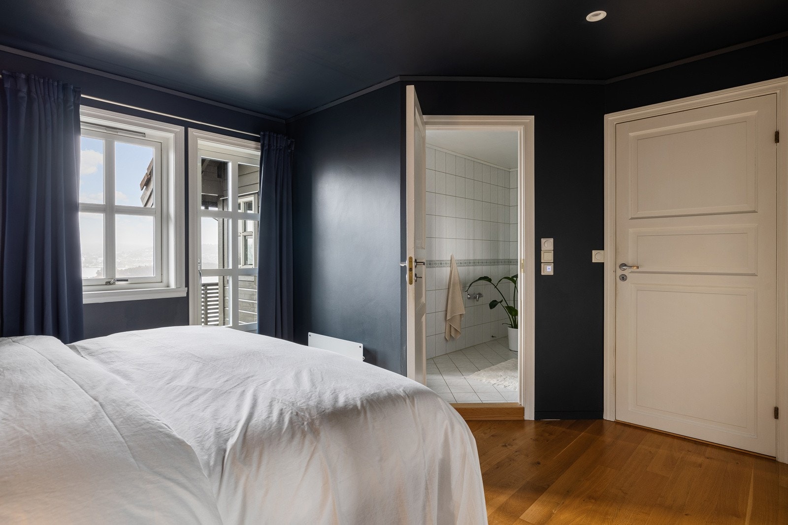 Fra rommet har du direkte utgang til terrassen, hvor du kan nyte morgenkaffen. Galleribilde