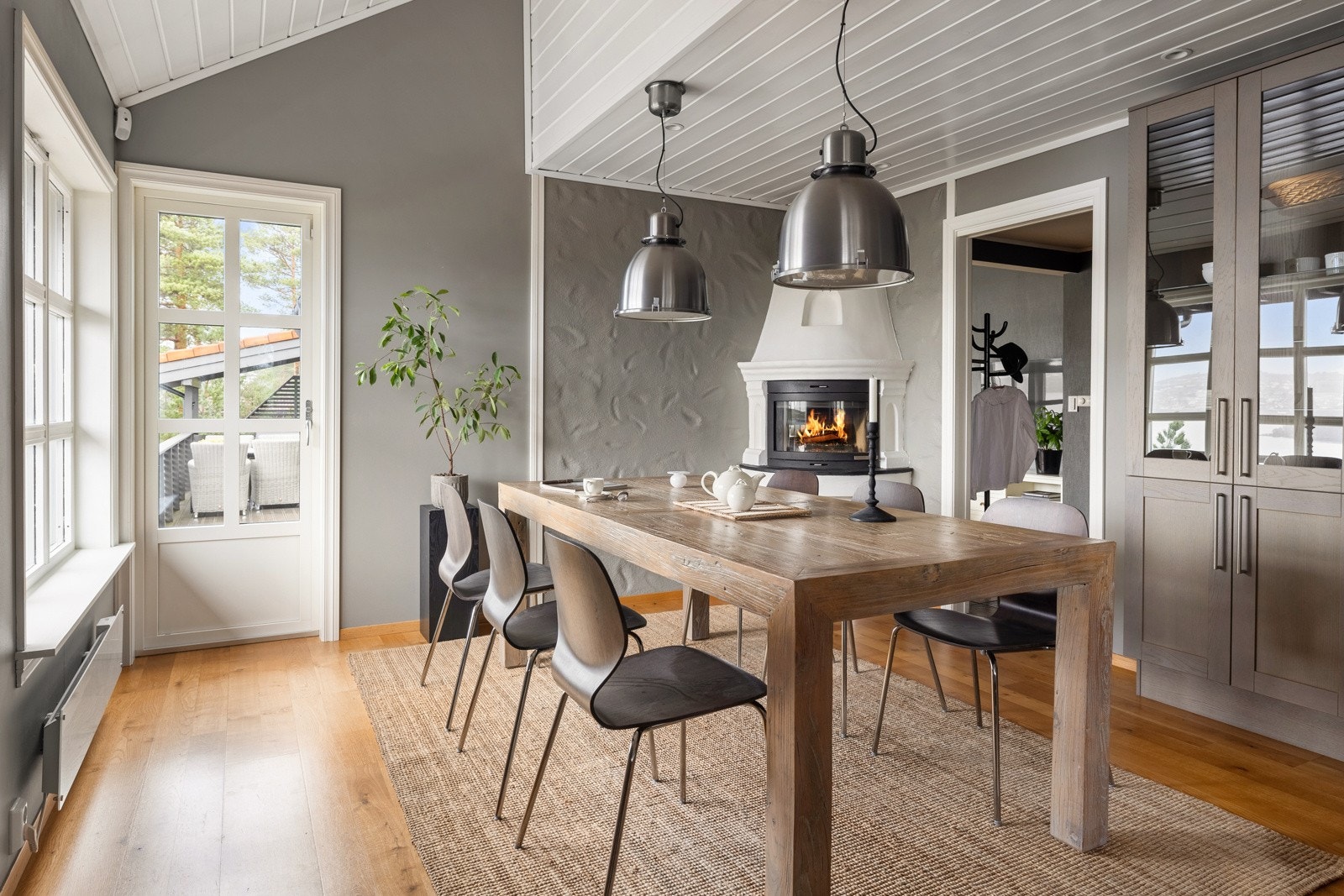 Den åpne løsningen mellom spisestuen og kjøkkenet gjør dette til et naturlig samlingspunkt. Galleribilde