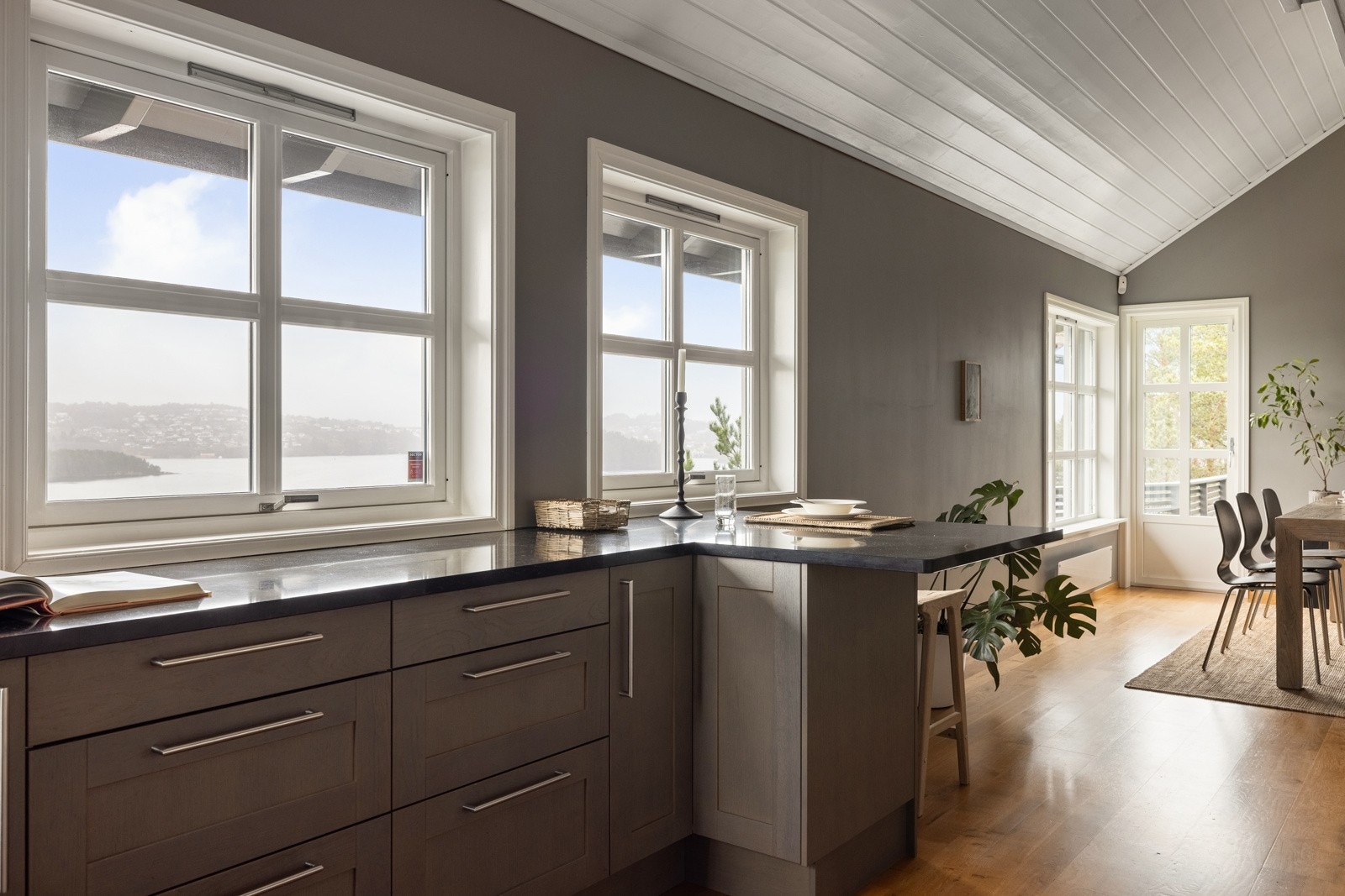 Fra kjøkkenvinduene har du flott utsikt over Nordåsvannet. Galleribilde