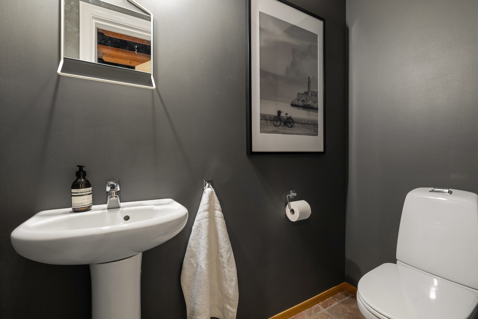 I etasjen har du et praktisk toalettrom. Galleribilde