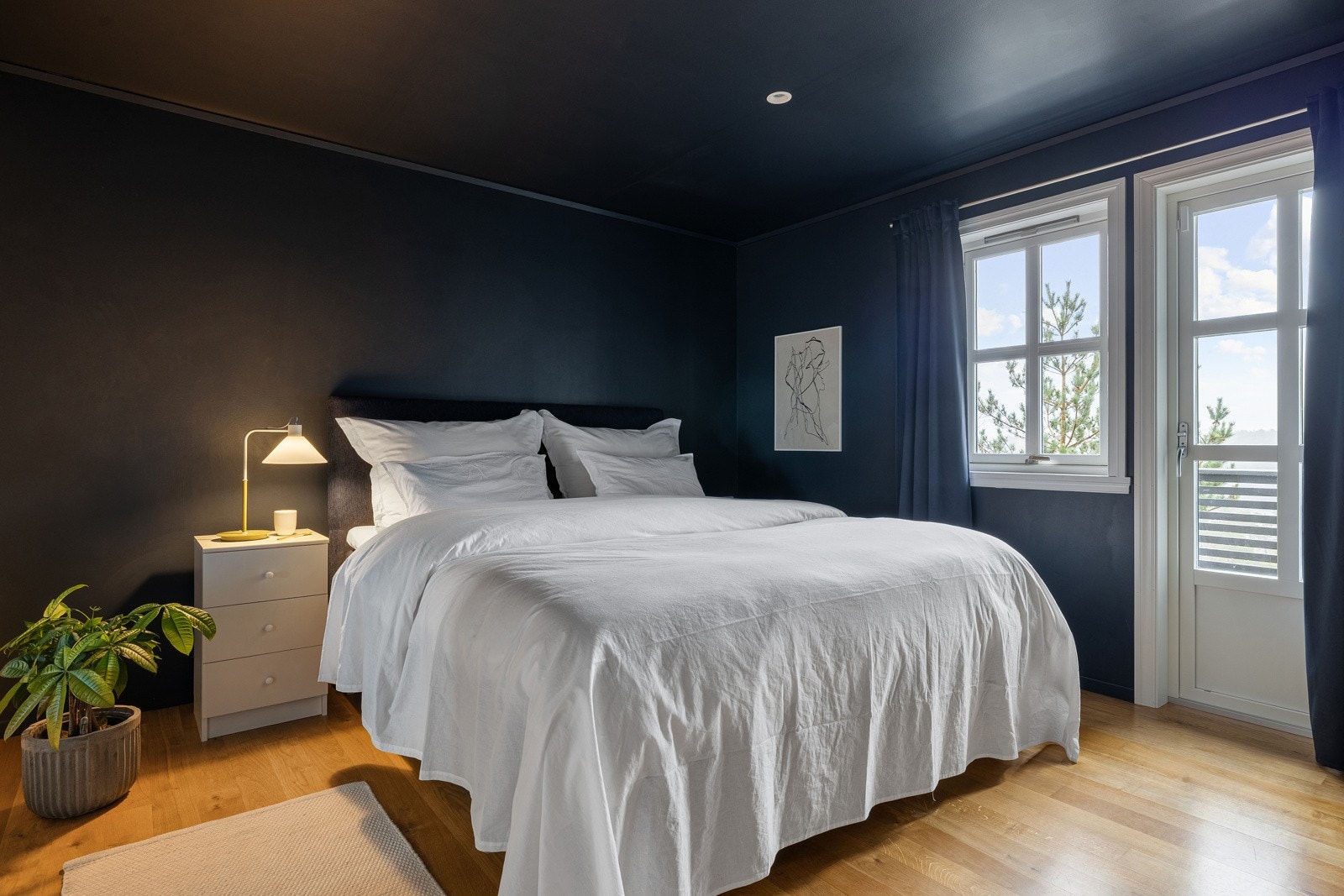 Hovedsoverommet har god plass til dobbeltseng og nattbord, samt et plassbygd garderobeskap med mye lagringsplass. Galleribilde