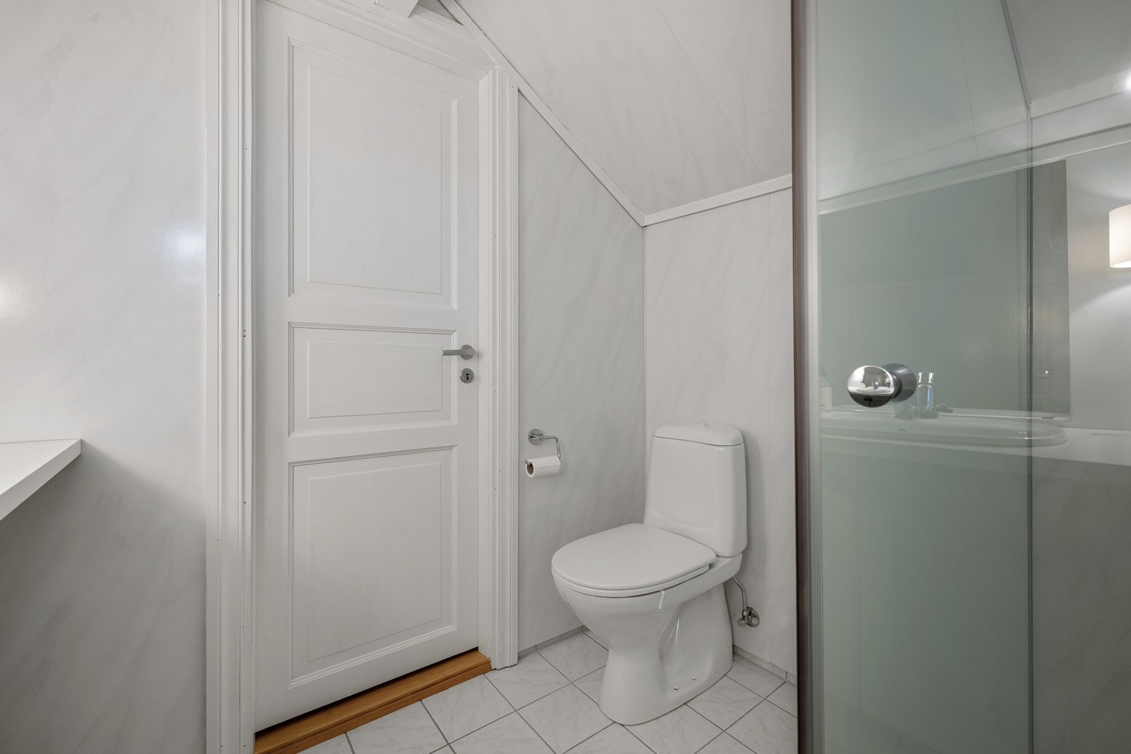 Rommet er innredet med toalett, dusjhjørne med glassdører og baderomsinnredning. Galleribilde