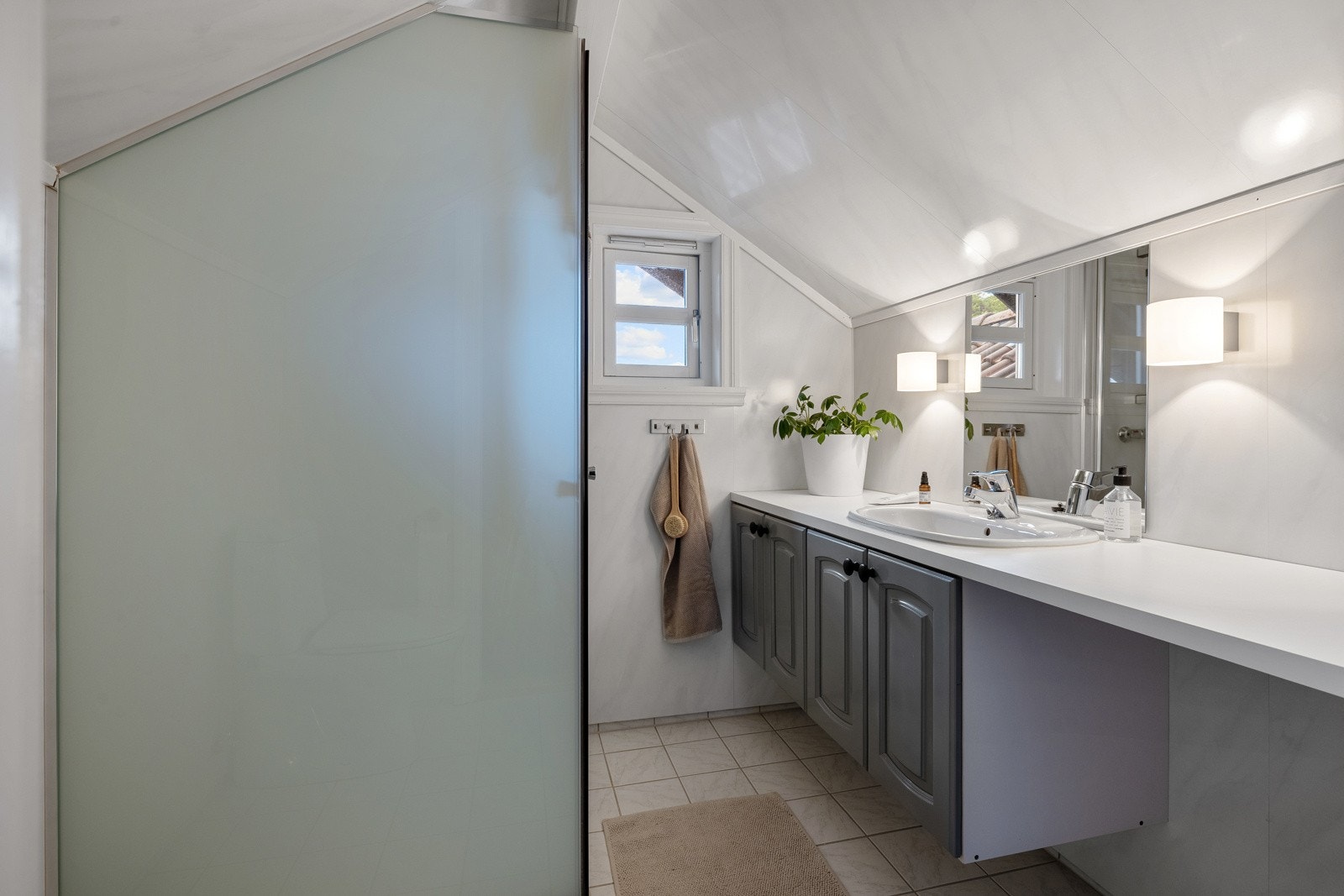 Badet i overetasjen ble oppgradert i 2019 med ny glassvegg og baderomsdør. Galleribilde