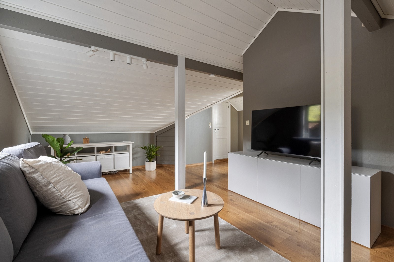 Stuen har god plass til både sofakrok og hjemmekontor. Galleribilde