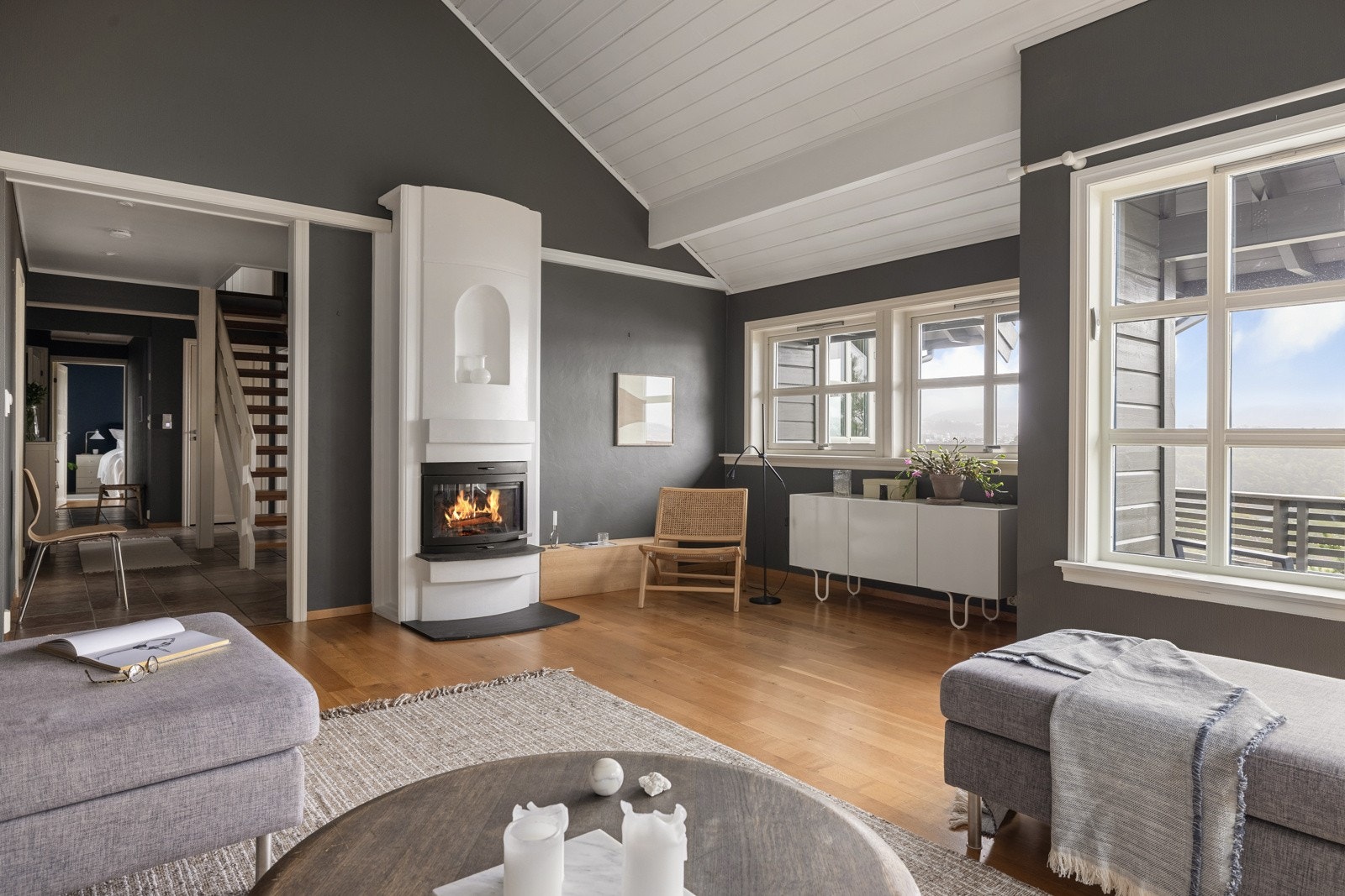 Hovedstuen er av meget god størrelse, med store vindusflater som gir fantastisk utsikt og rikelig med naturlig lys. Galleribilde