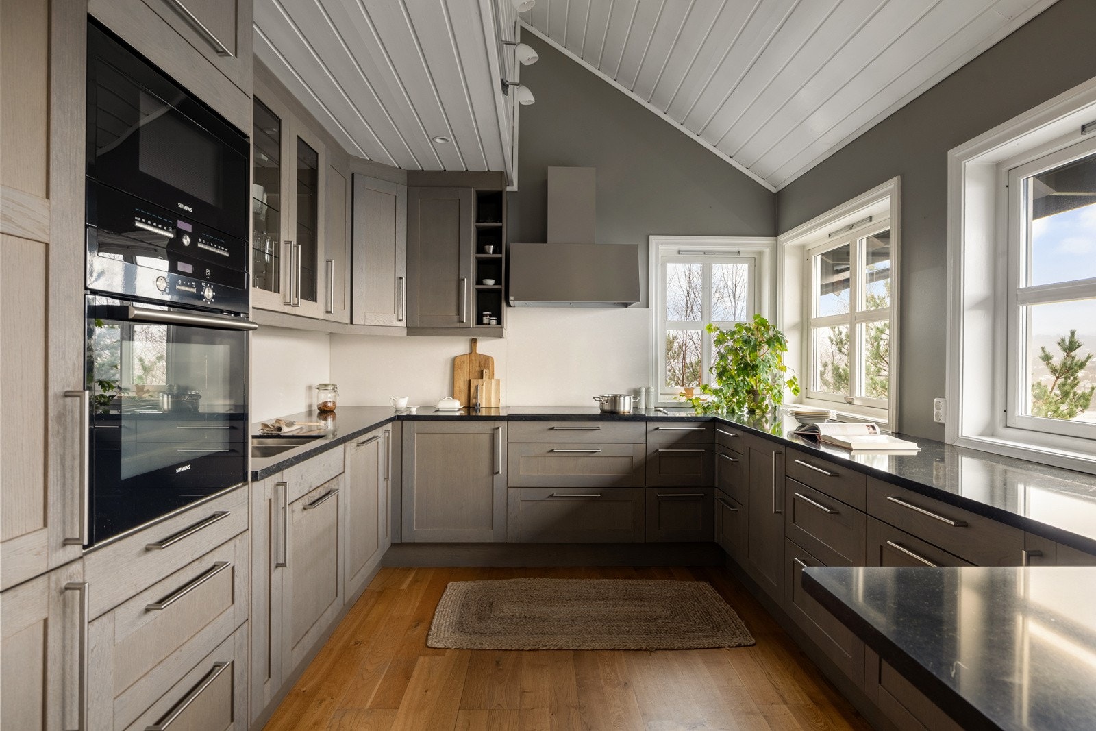 Kjøkkenet er levert av Sigdal og har profilerte fronter. Galleribilde