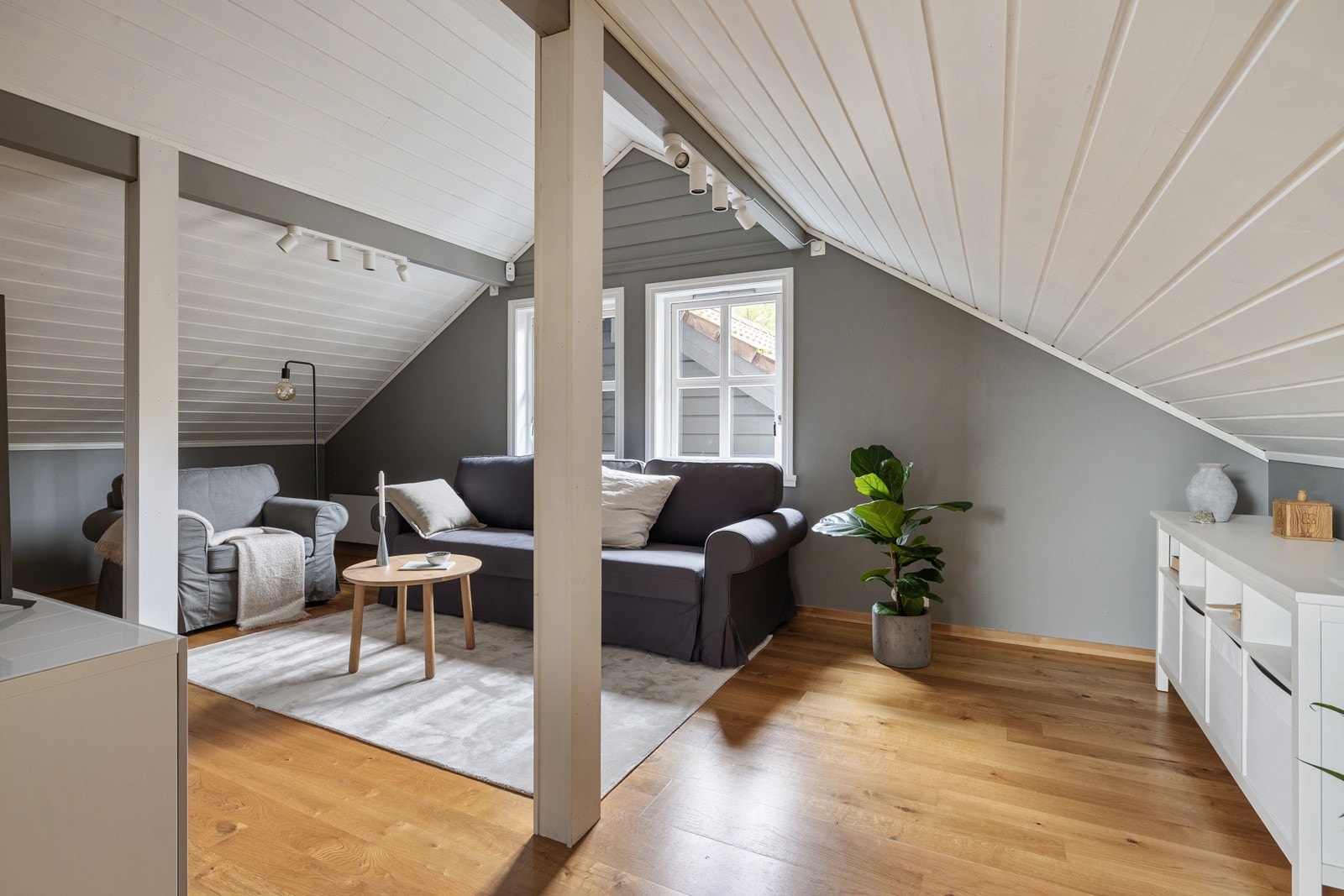 Overetasjen består av stue, soverom med tilhørende bod, bad og et kryploft. Galleribilde