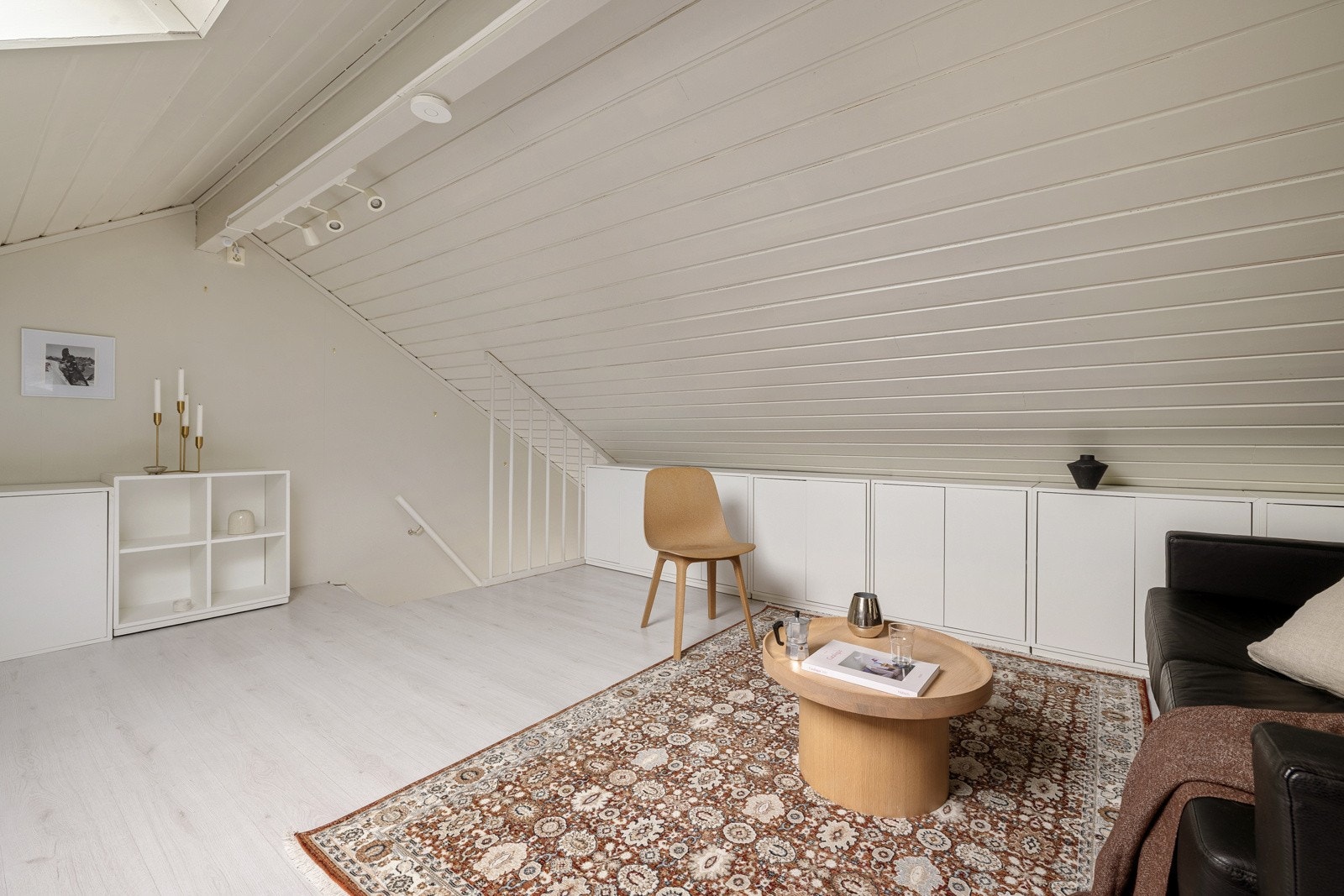 Takvinduene gir rikelig med lysinnslipp, og vegger og tak er malt i lyse toner som gir rommet en luftig og åpen følelse. Galleribilde