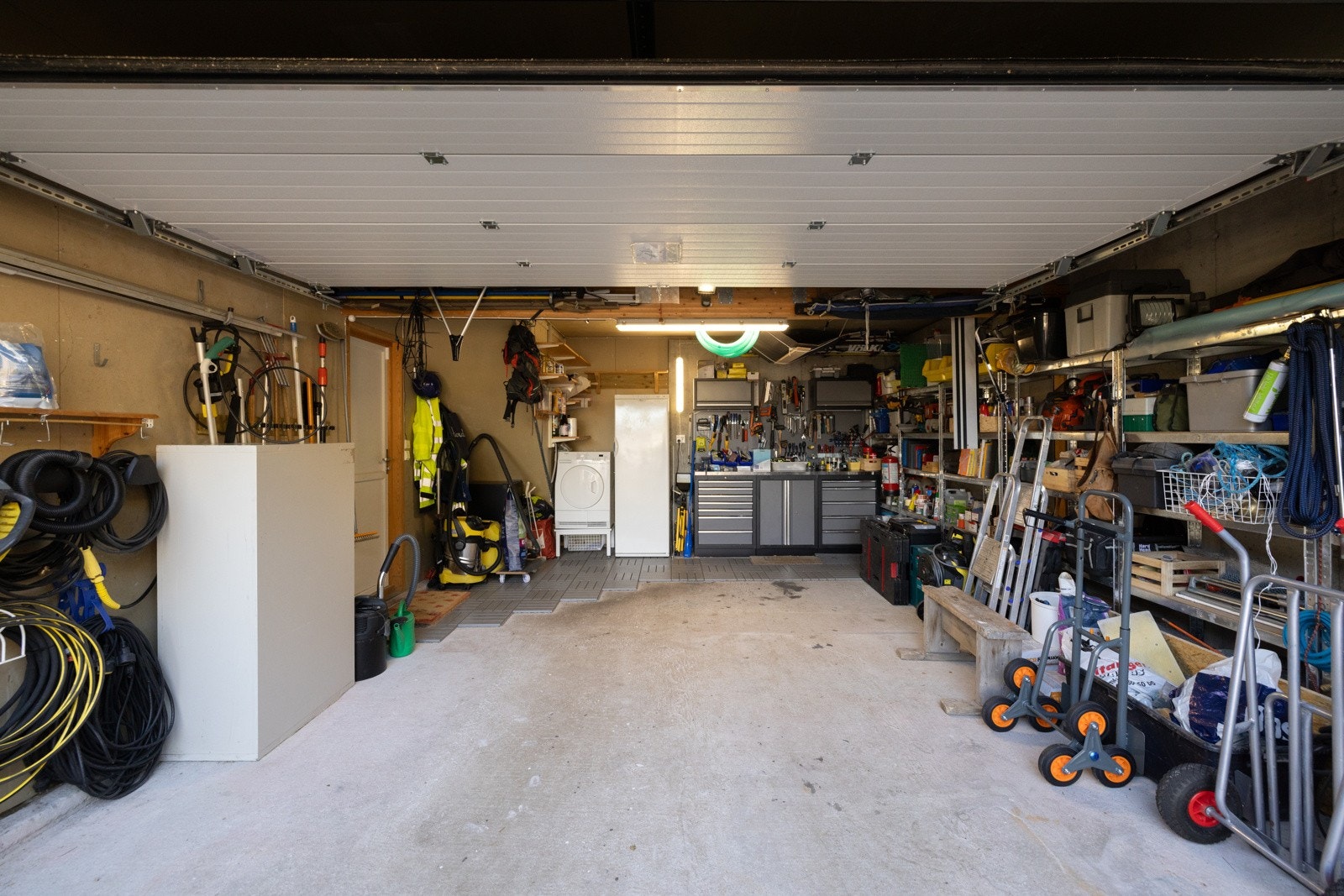 Garasjen er romslig og byr på mye lagringsplass, og har en størrelse på 30 kvm. Galleribilde
