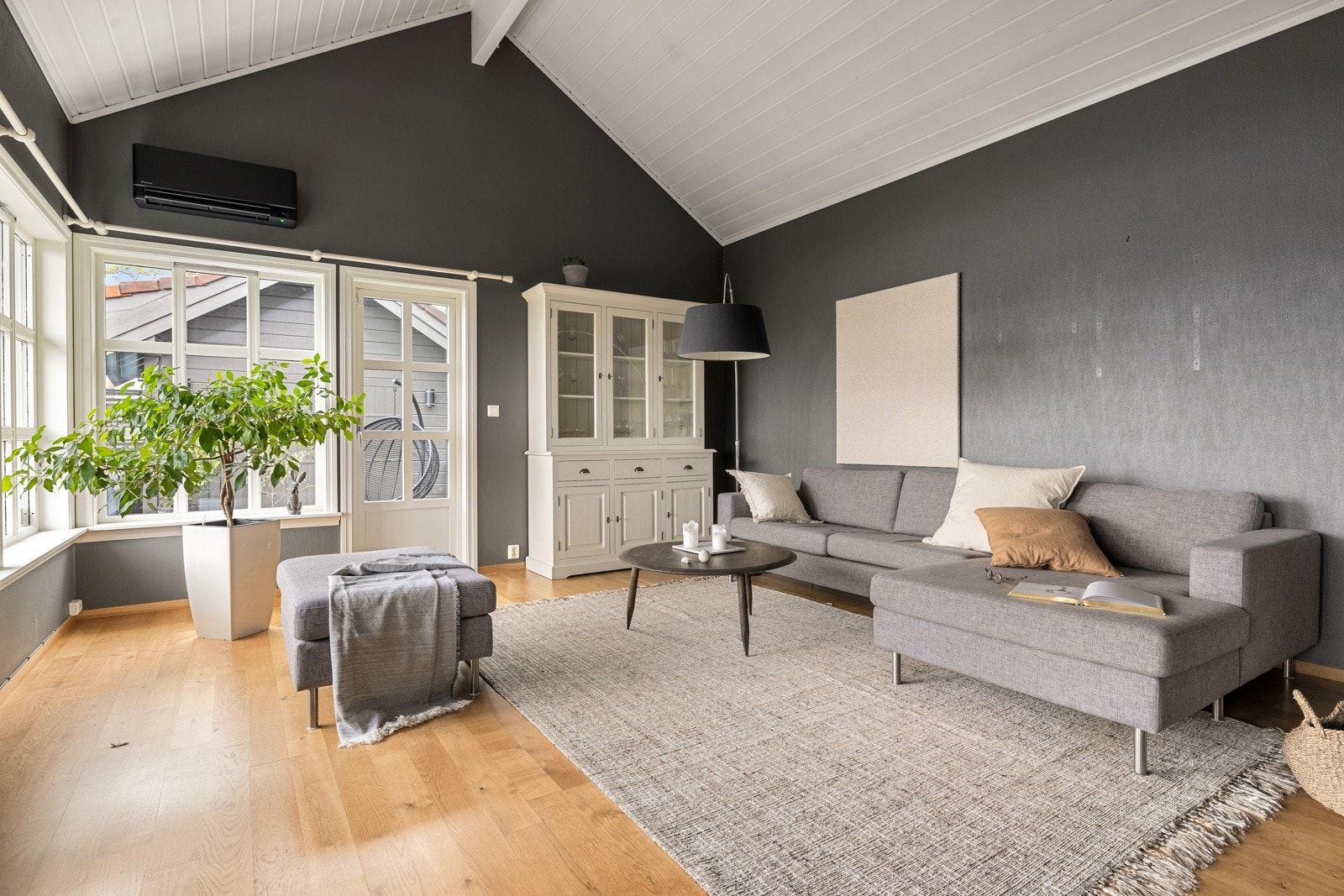 Her er det god plass til både stor sofa og spisegruppe. Galleribilde