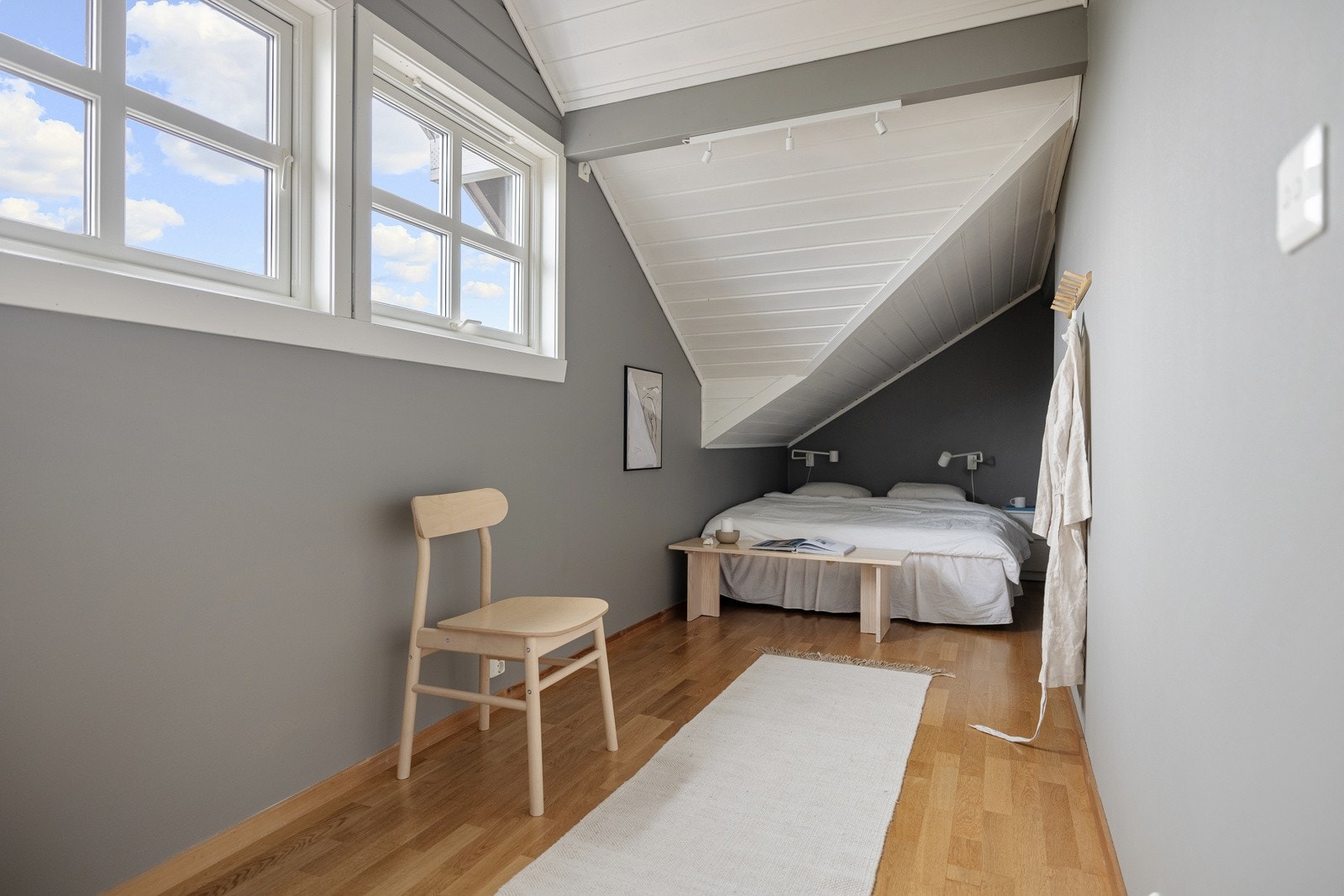 Soverommet har plass til en stor dobbeltseng og ønsket garderobeløsning. Galleribilde