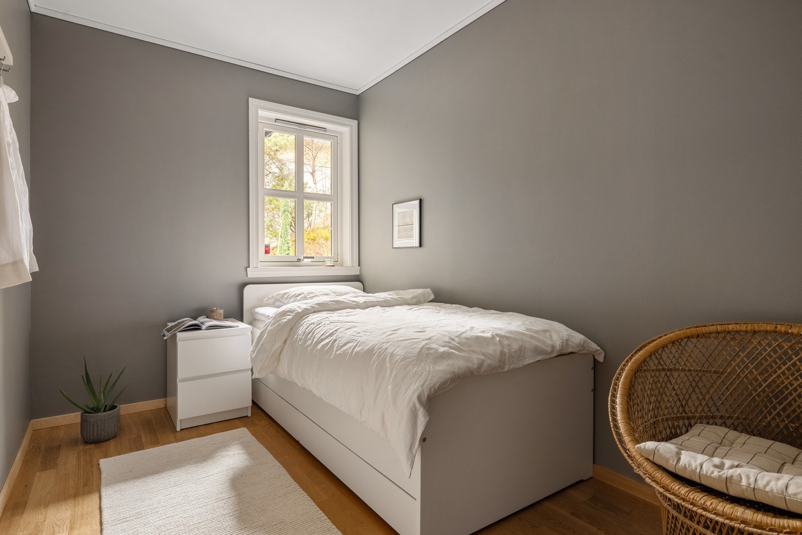 Det andre soverommet i etasjen har god plass til seng og nattbord. Galleribilde