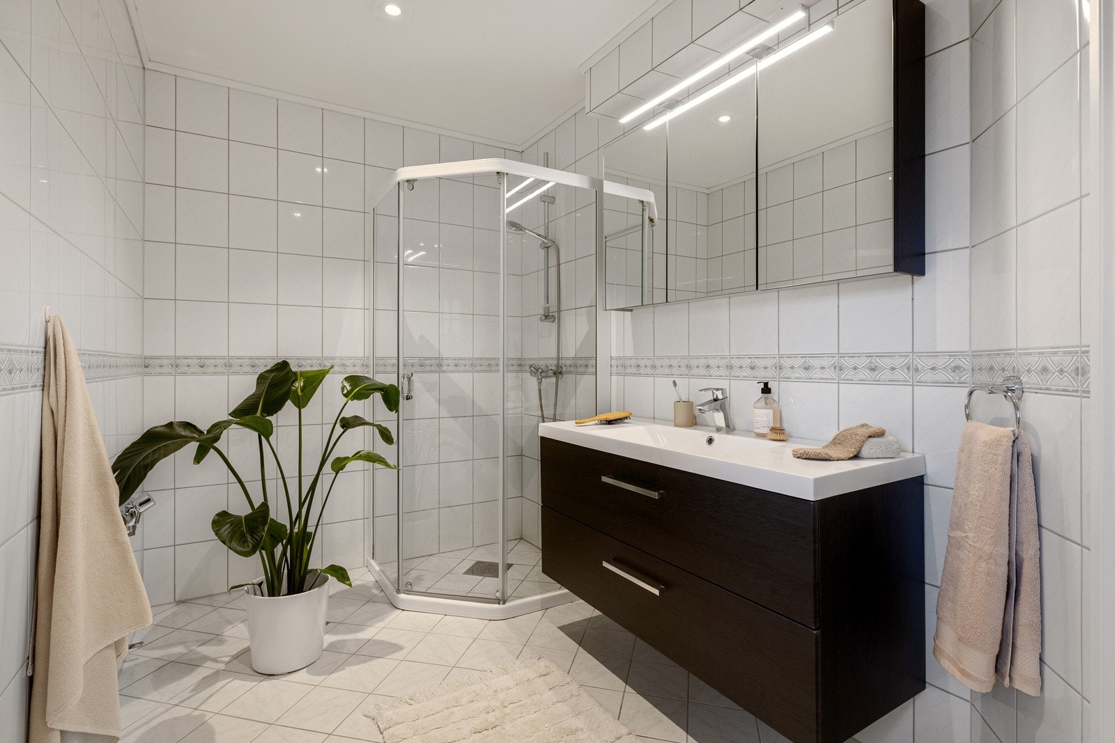 Hovedbadet er tilknyttet hovedsoverommet og er helfliset. Galleribilde