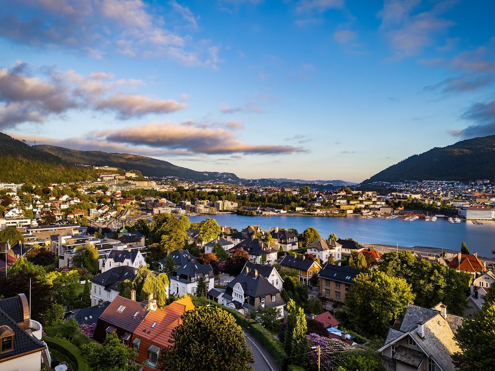Kalvedalsveien 1 ligger på Kalfaret i Bergen med kort vei til sentrum, samt nærhet til skog og mark Galleribilde