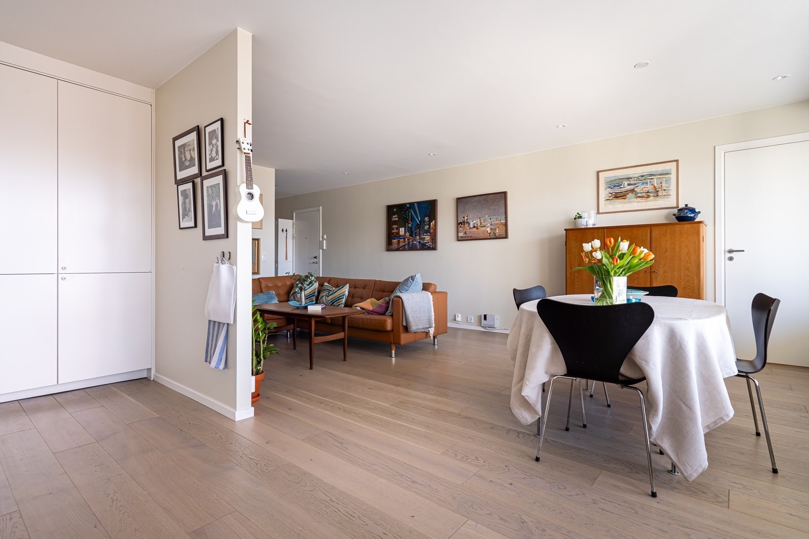 Oppholdsrommet er svært romslig og gjør det enkelt å kunne møblere etter eget ønske og behov. Galleribilde