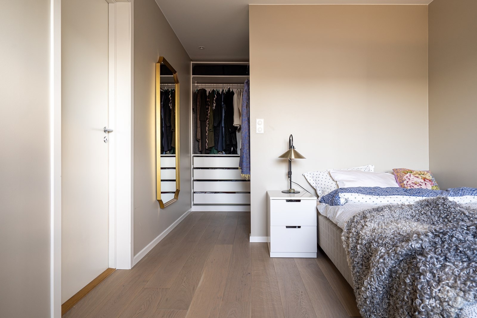 Det er etablert et praktisk walk-in closet for rikelig lagringsplass. Garderobeinnredningen følger med handelen. Galleribilde