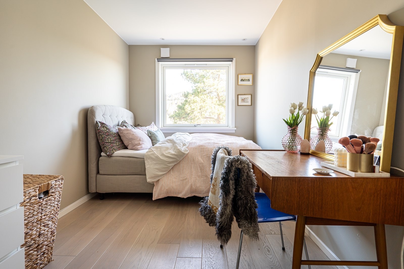 Soverom II : Et svært romslig soverom som passer utmerket for ungdommen i hus, gjester eller som et hovedsoverom med litt ekstra komfort. Galleribilde